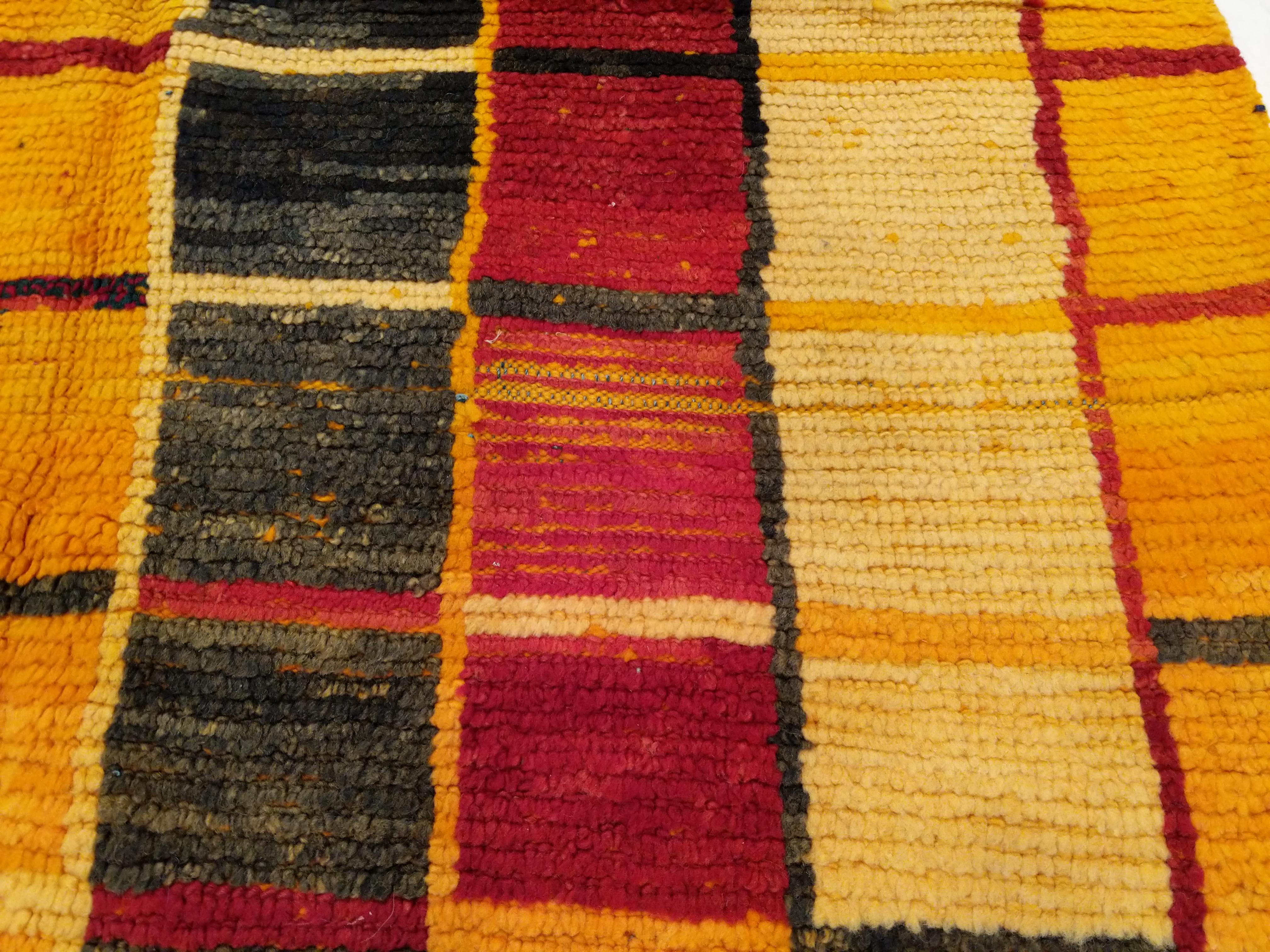Wool Vintage Middle Atlas Boujad Moroccan Berber Rug For Sale