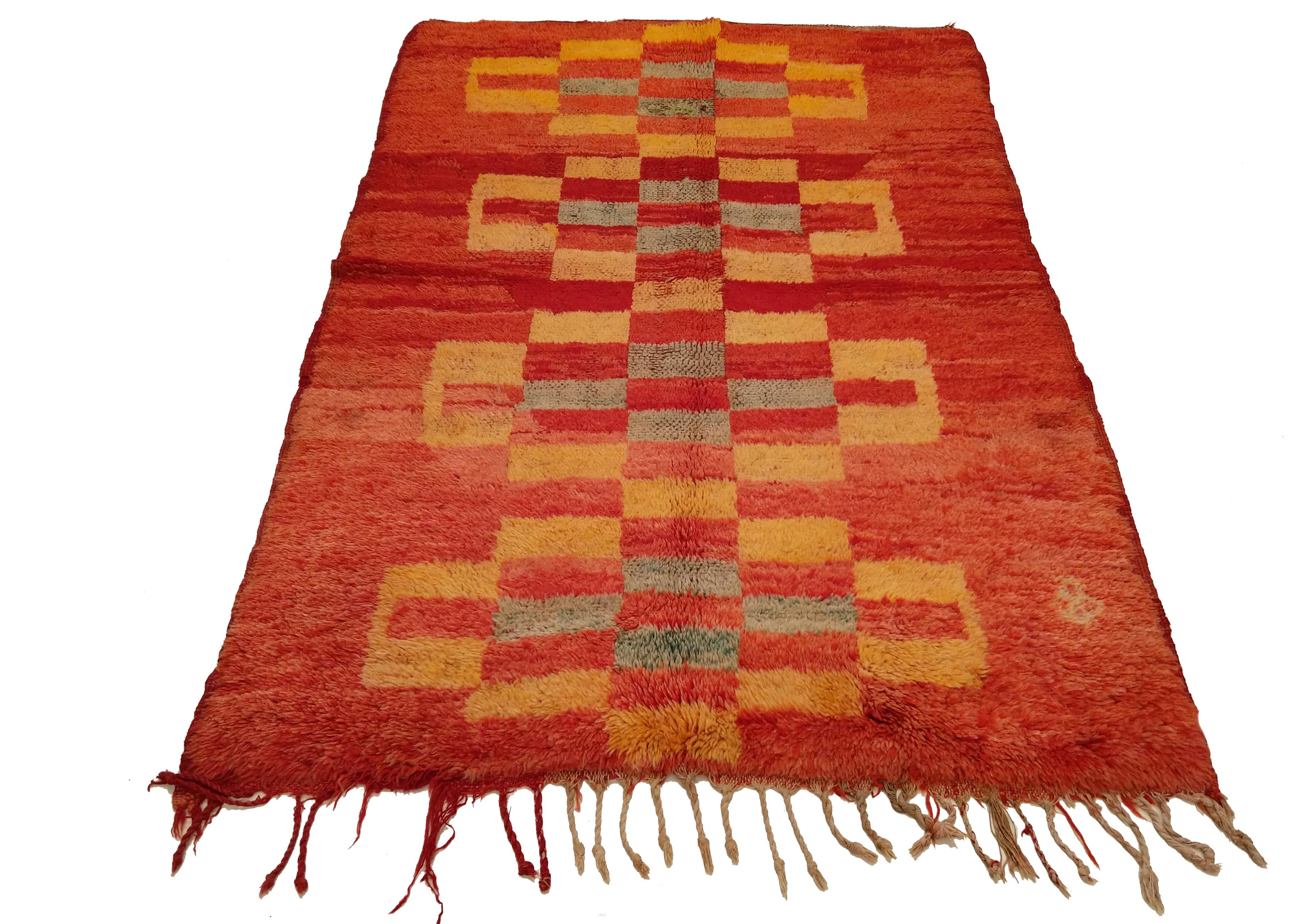 Vintage Middle Atlas Mrirt Moroccan Berber Rug In Good Condition For Sale In Milan, IT