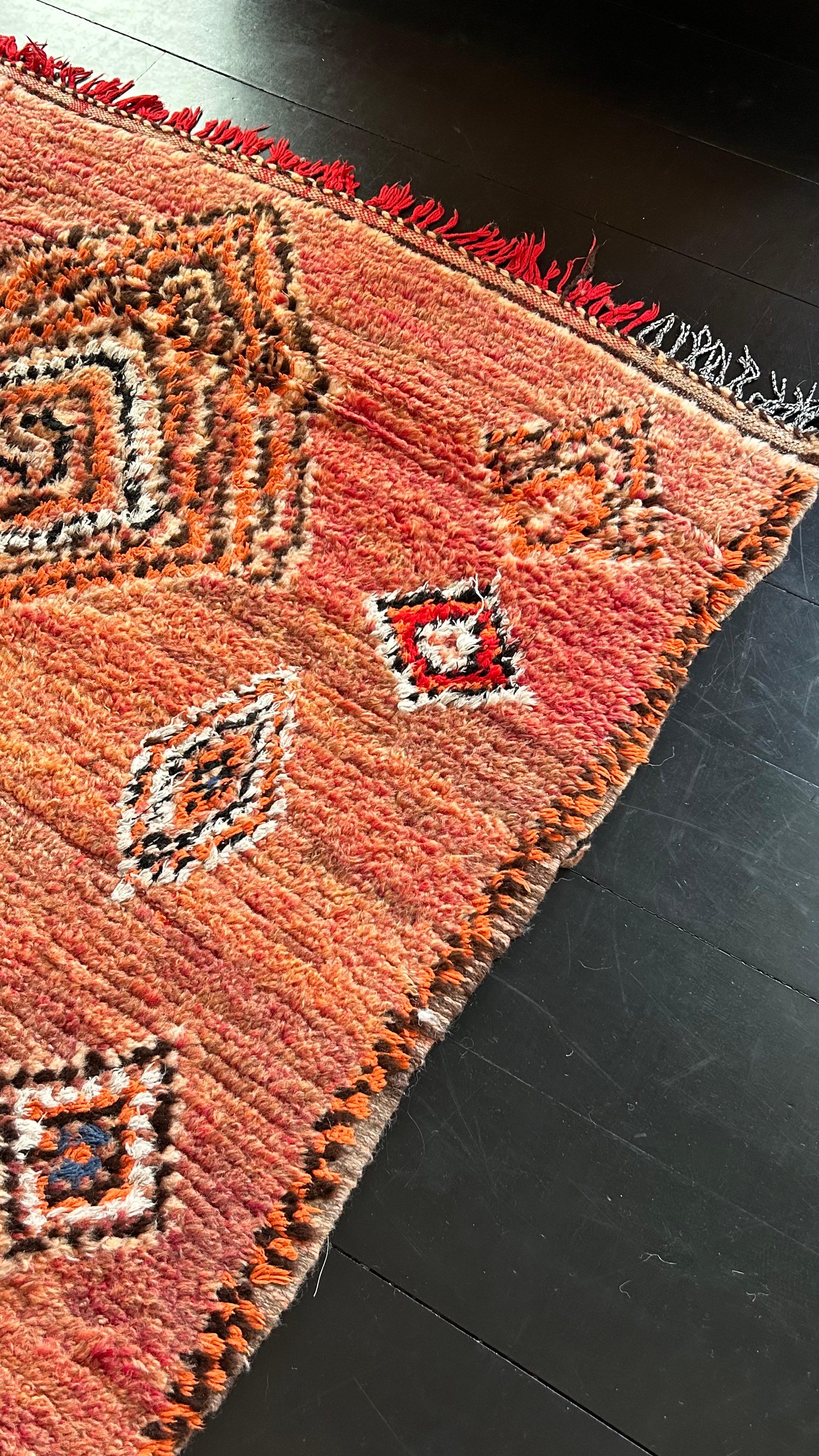 Vintage-Teppich Rhombus-Muster aus Middle Atlas in Orange / Rosa, Marokko, 20. Jahrhundert im Angebot 1