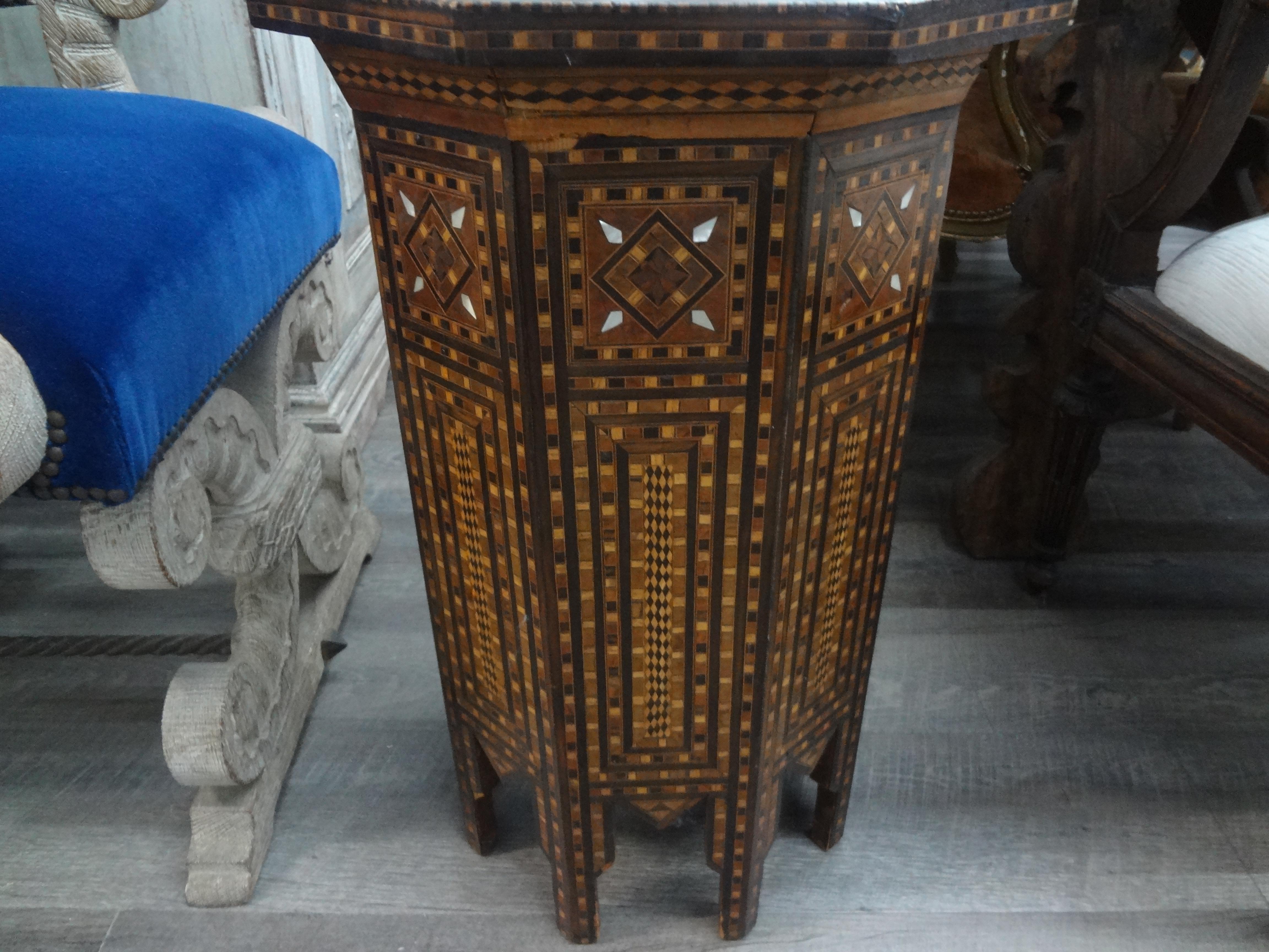 Achteckiger Vintage-Tisch im arabischen Stil des Nahen Ostens mit Intarsien im Zustand „Gut“ im Angebot in Houston, TX
