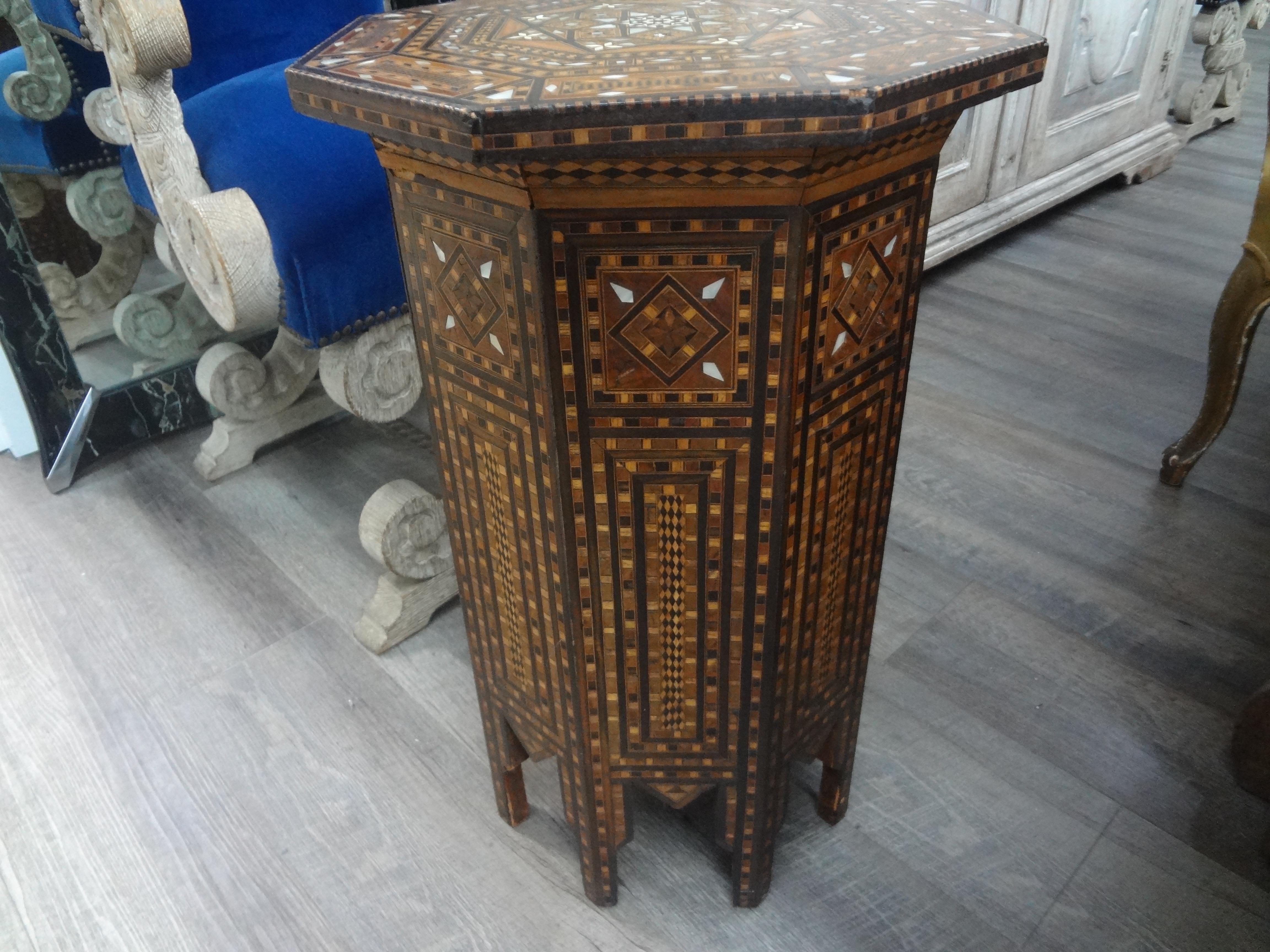 Achteckiger Vintage-Tisch im arabischen Stil des Nahen Ostens mit Intarsien (20. Jahrhundert) im Angebot