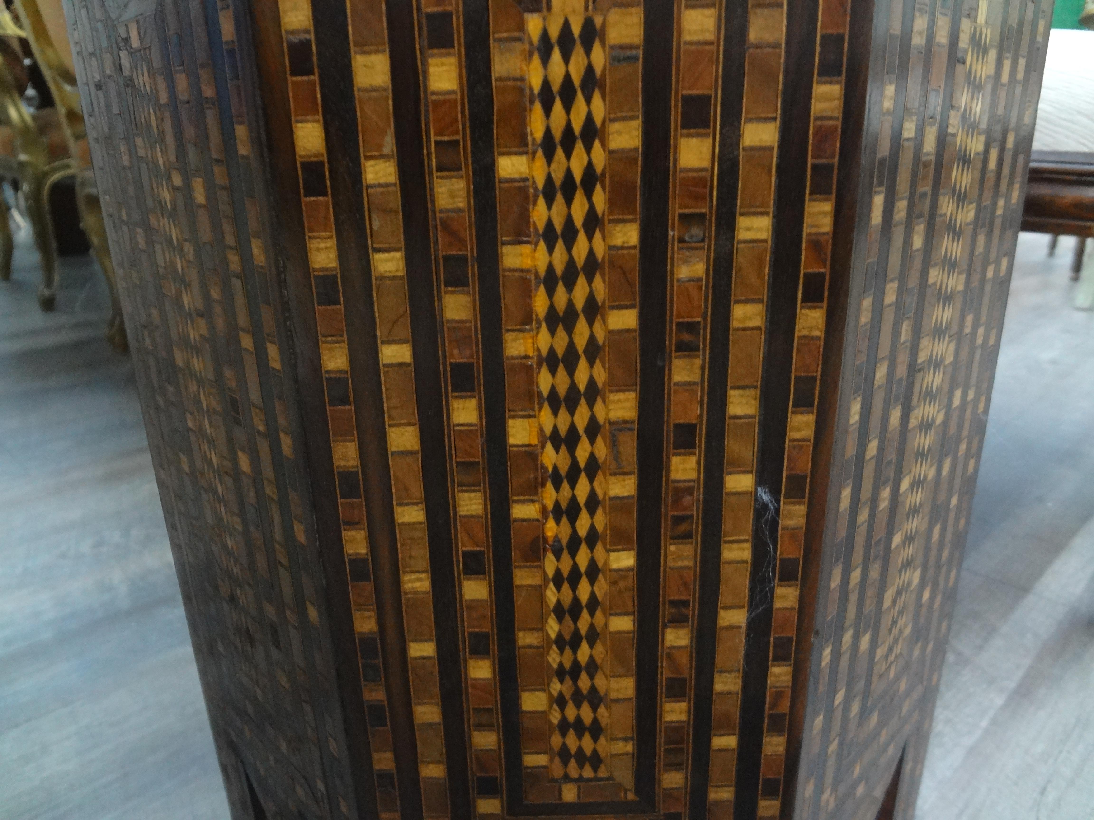 Achteckiger Vintage-Tisch im arabischen Stil des Nahen Ostens mit Intarsien (Holz) im Angebot