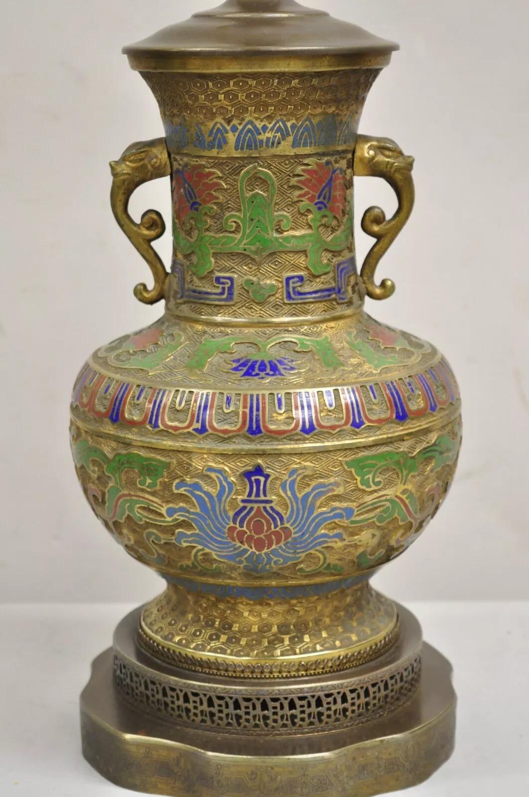 Autre Lampe de table vintage du Moyen-Orient en cloisonné champlevé bleu vert en laiton en vente