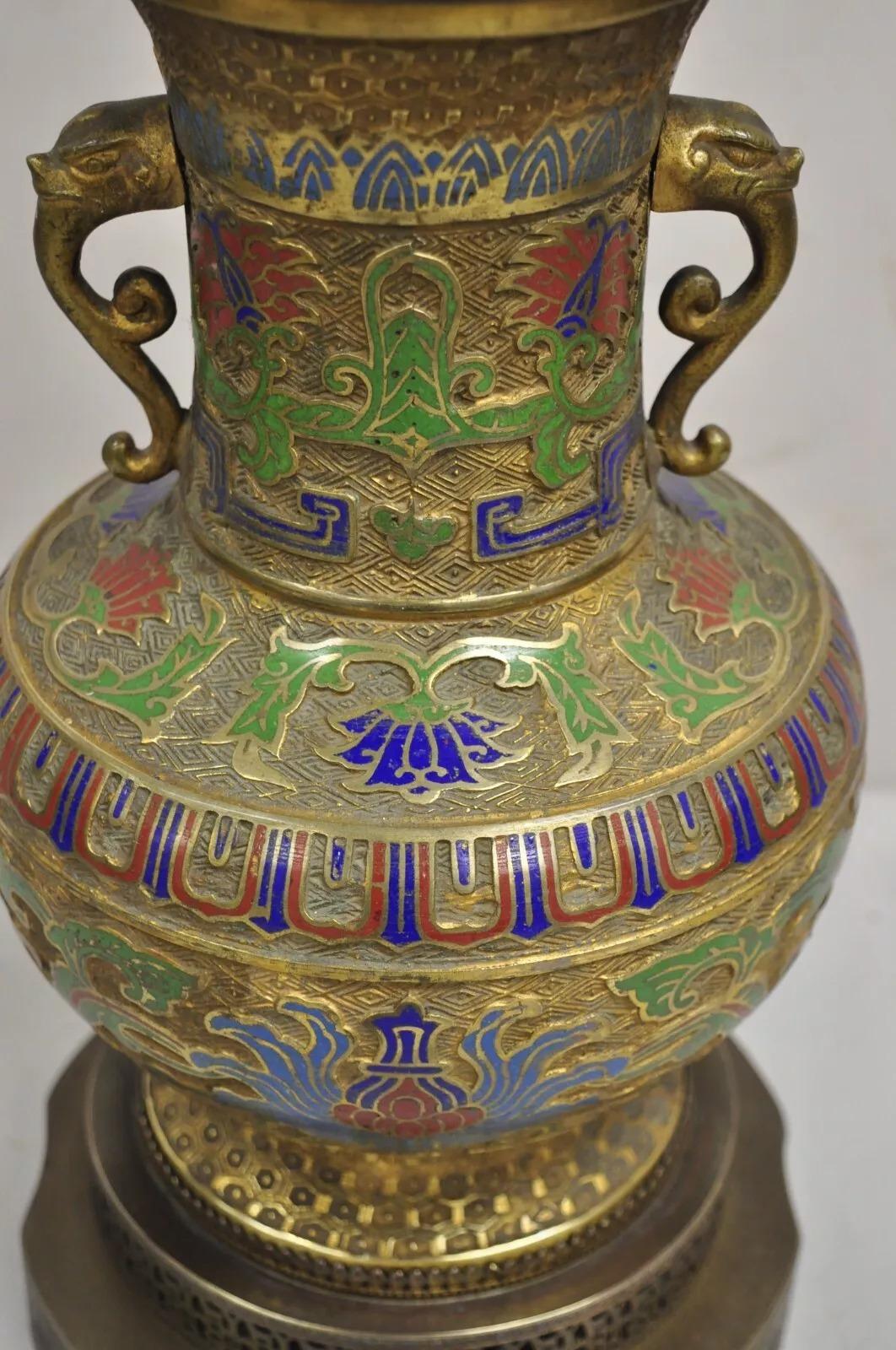 Inconnu Lampe de table vintage du Moyen-Orient en cloisonné champlevé bleu vert en laiton en vente
