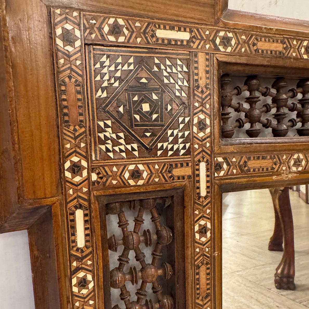 Sculpté à la main Vintage Middle Eastern Mirror en vente