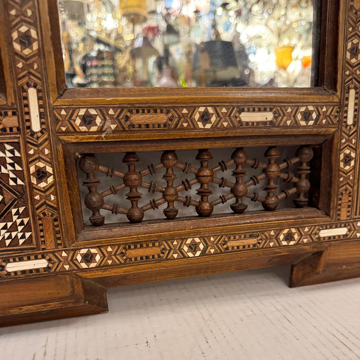 Milieu du XXe siècle Vintage Middle Eastern Mirror en vente