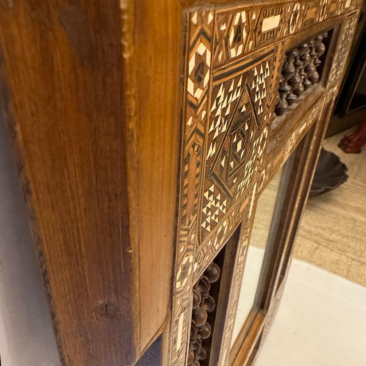 Bois Vintage Middle Eastern Mirror en vente