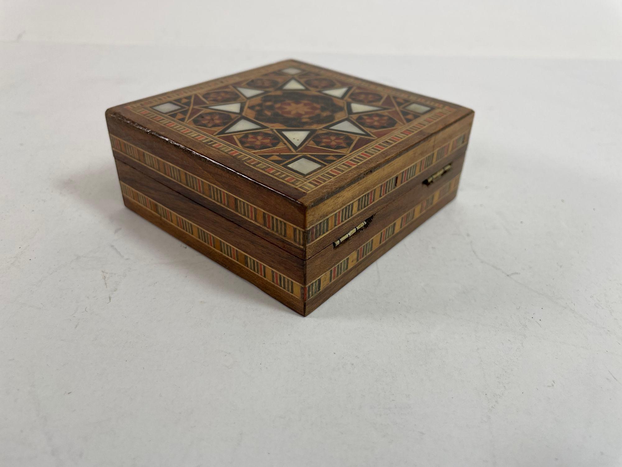 Vintage Middle Eastern Moorish Inlaid Marquetry Mosaic Box In Good Condition For Sale In North Hollywood, CA