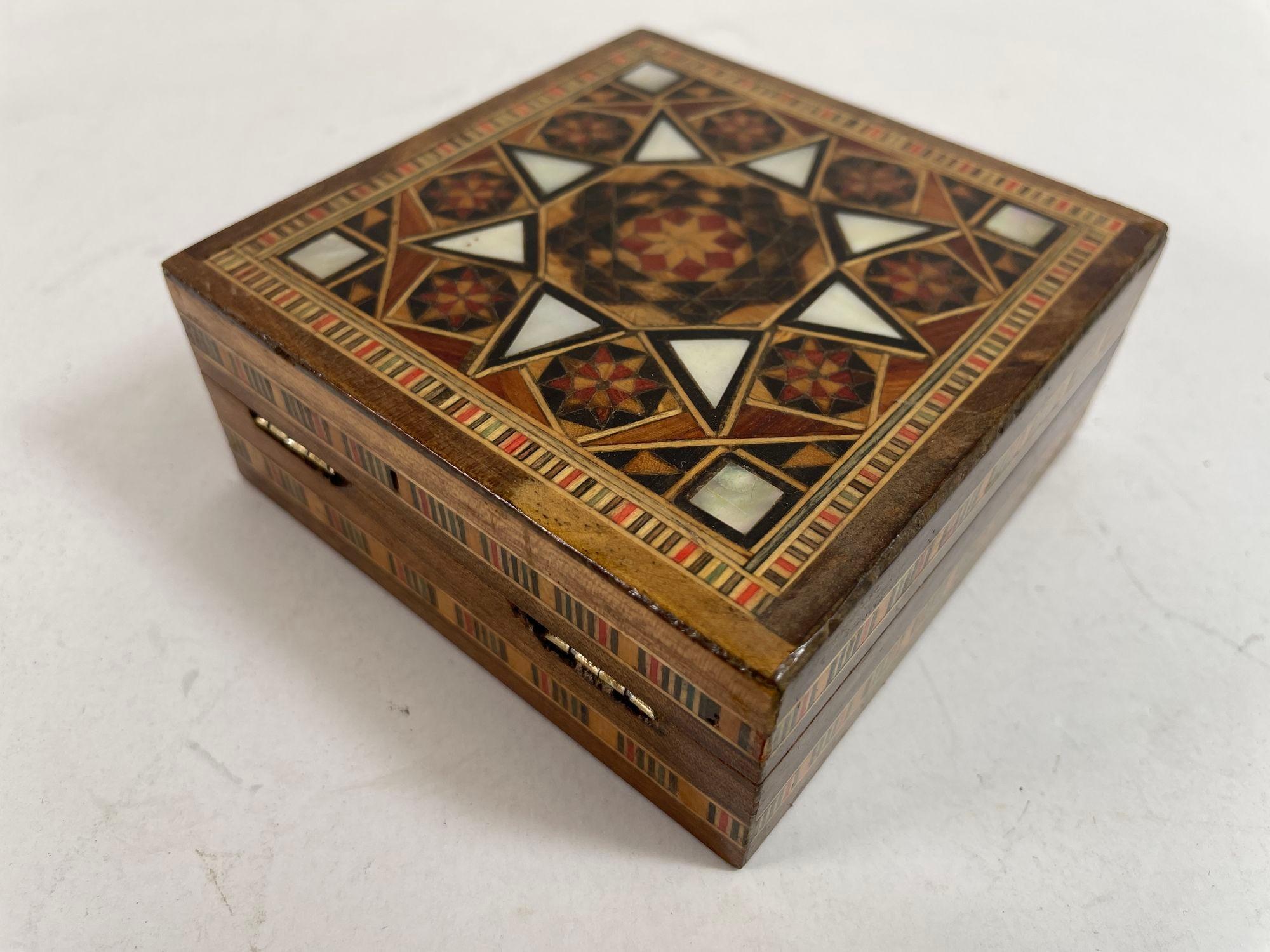 XX secolo Scatola di intarsio e mosaico d'epoca del Medio Oriente moresco in vendita