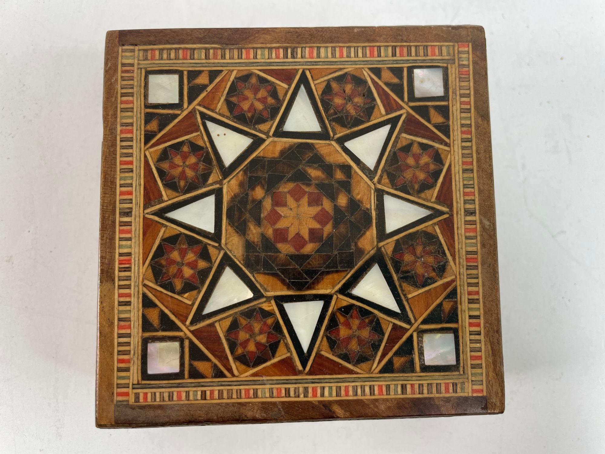 Boîte à mosaïque en marqueterie mauresque du Moyen-Orient vintage en vente 1