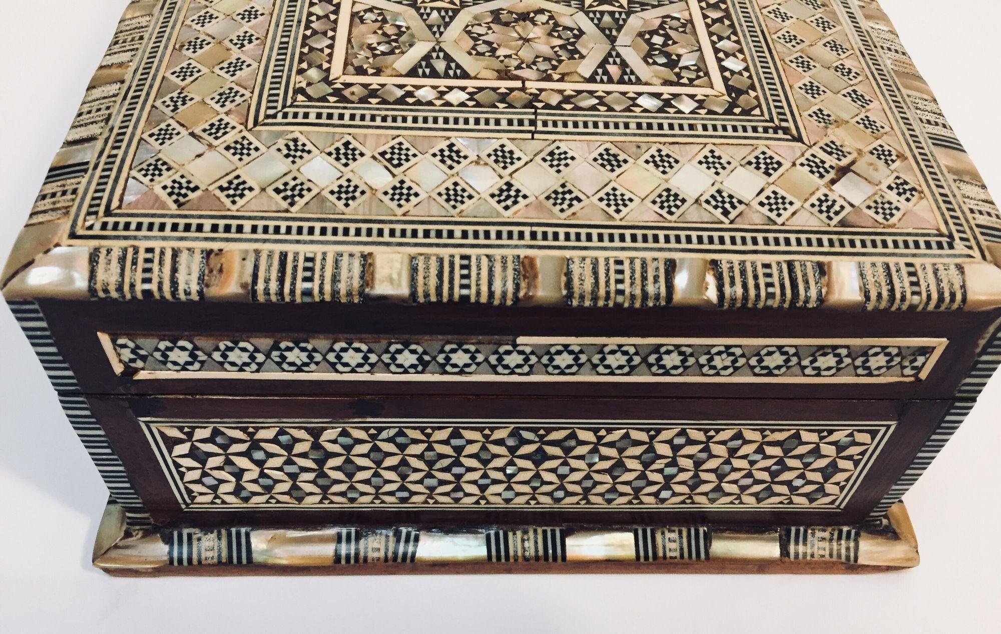 Vintage Nahost maurischen Mosaik Intarsien Box (Maurisch) im Angebot