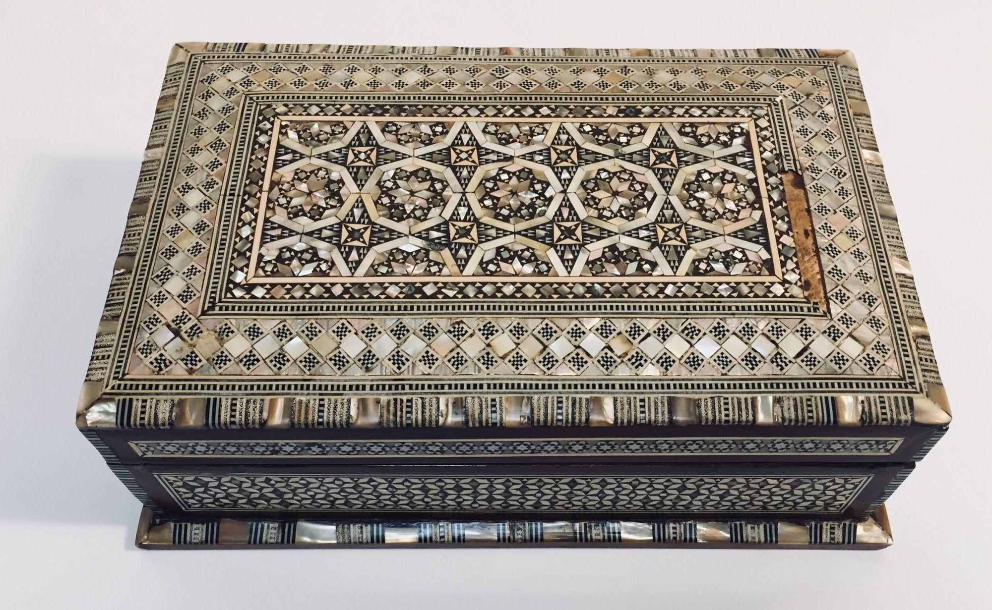 Vintage Middle Eastern Moorish Mosaic Marquetry Inlay Box In Good Condition For Sale In North Hollywood, CA