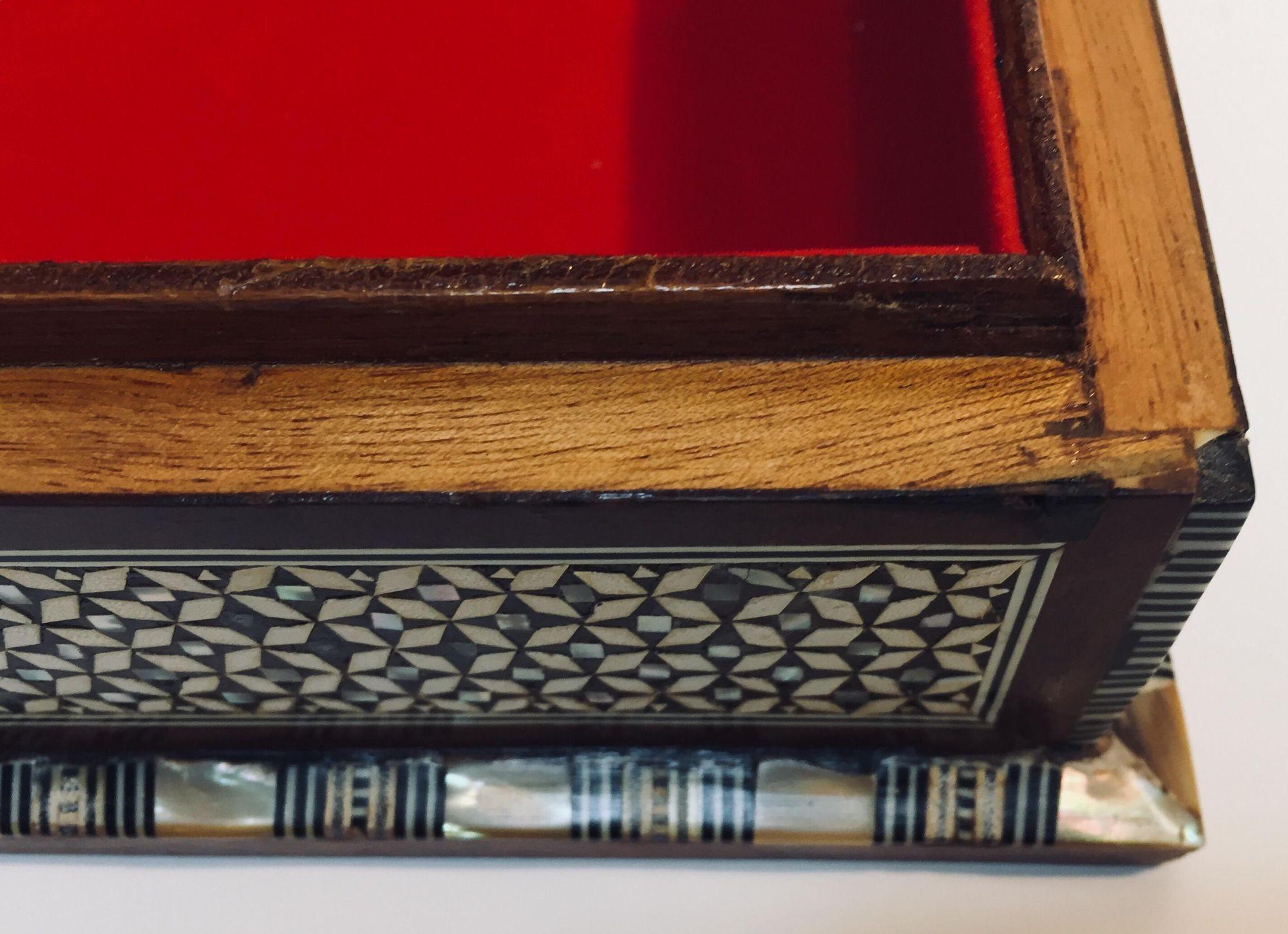 20ième siècle Boîte vintage en marqueterie de mosaïque mauresque du Moyen-Orient en vente