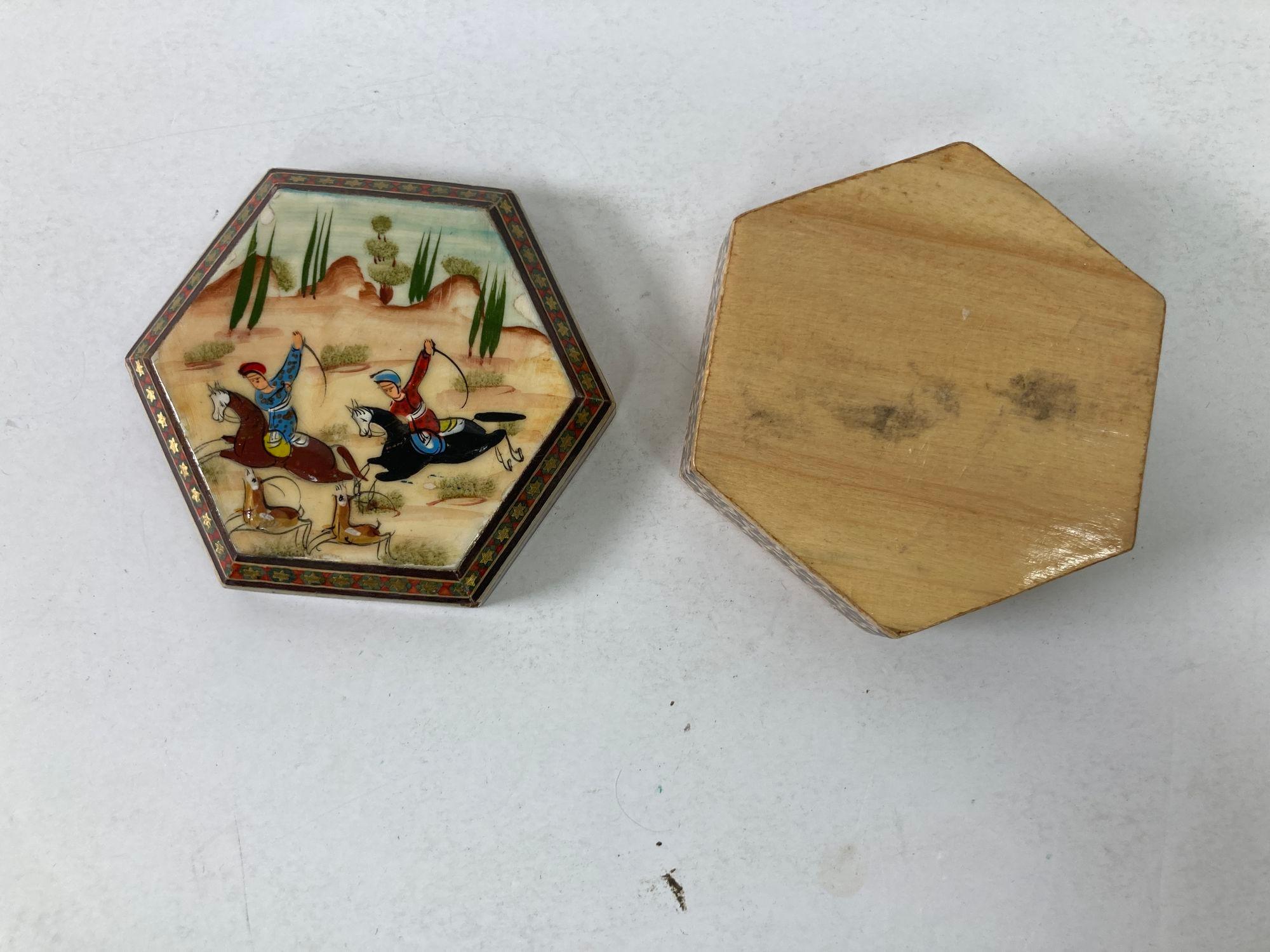 Boîte à bijoux vintage persane du Moyen-Orient Khatam avec peinture d'art miniature en vente 2