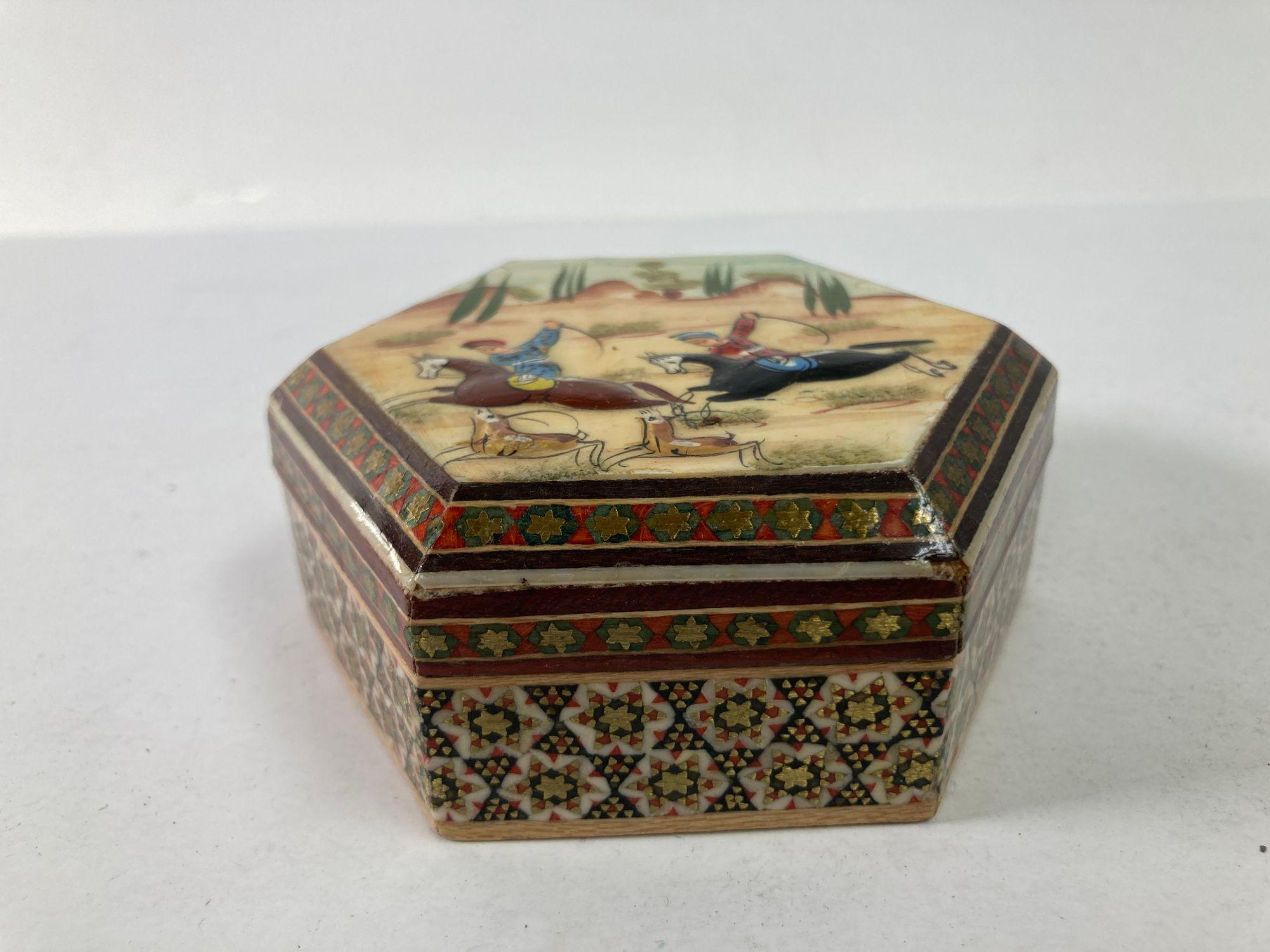Islamique Boîte à bijoux vintage persane du Moyen-Orient Khatam avec peinture d'art miniature en vente