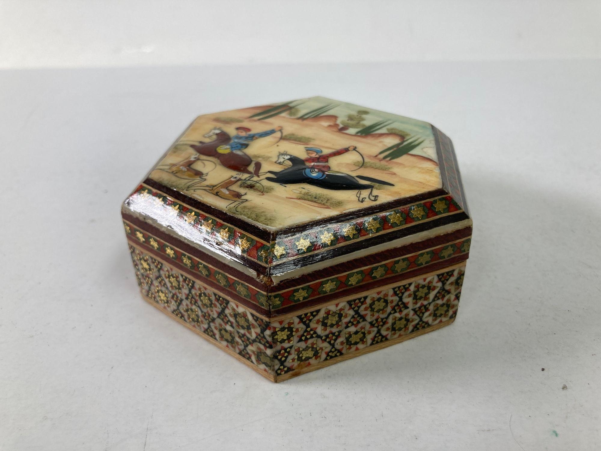 Asiatique Boîte à bijoux vintage persane du Moyen-Orient Khatam avec peinture d'art miniature en vente
