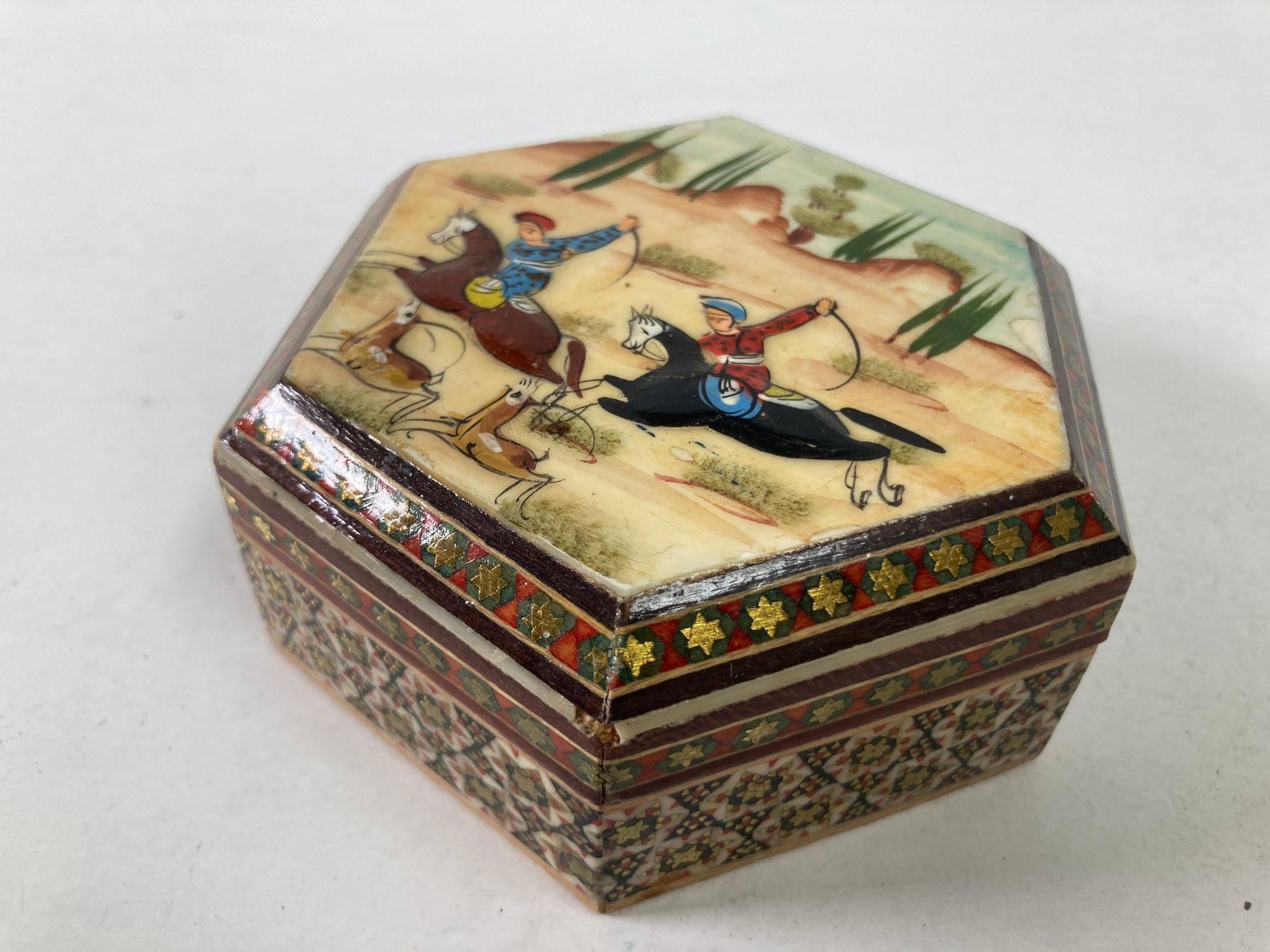 Fait main Boîte à bijoux vintage persane du Moyen-Orient Khatam avec peinture d'art miniature en vente