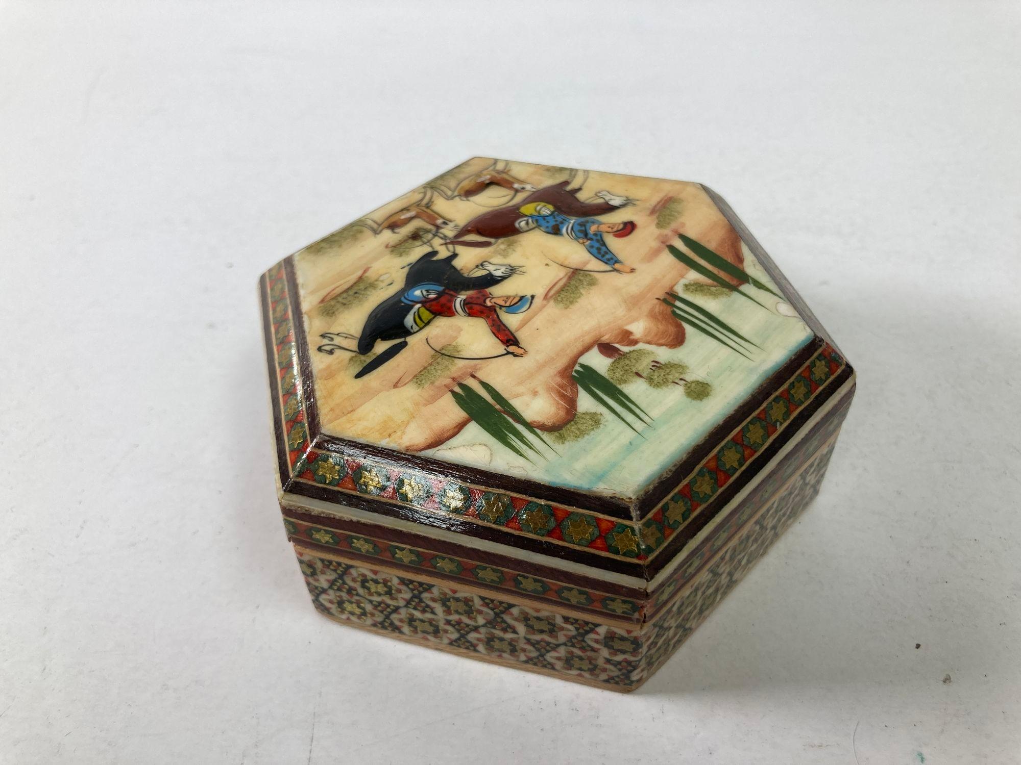 Boîte à bijoux vintage persane du Moyen-Orient Khatam avec peinture d'art miniature Bon état - En vente à North Hollywood, CA