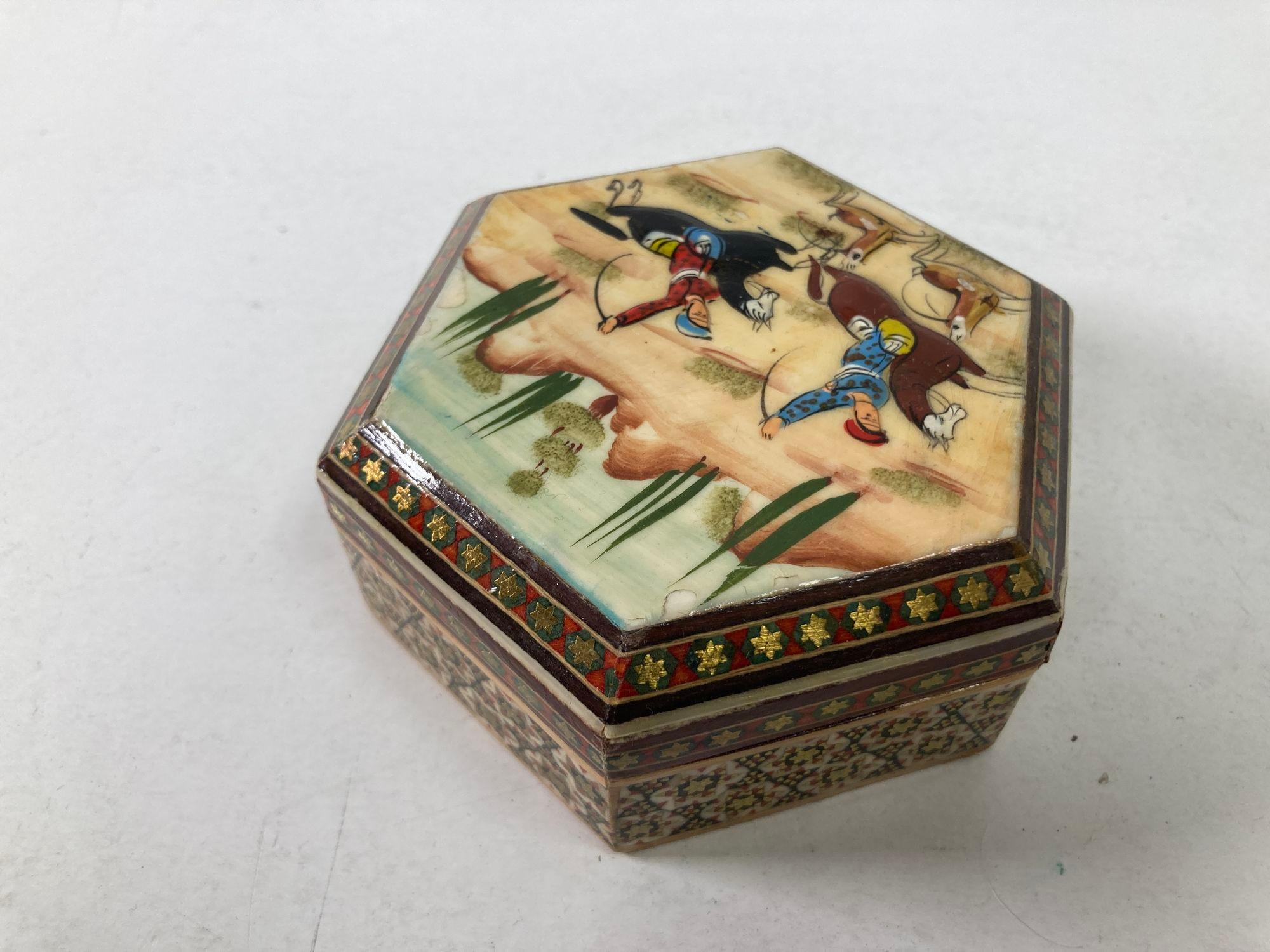 20ième siècle Boîte à bijoux vintage persane du Moyen-Orient Khatam avec peinture d'art miniature en vente