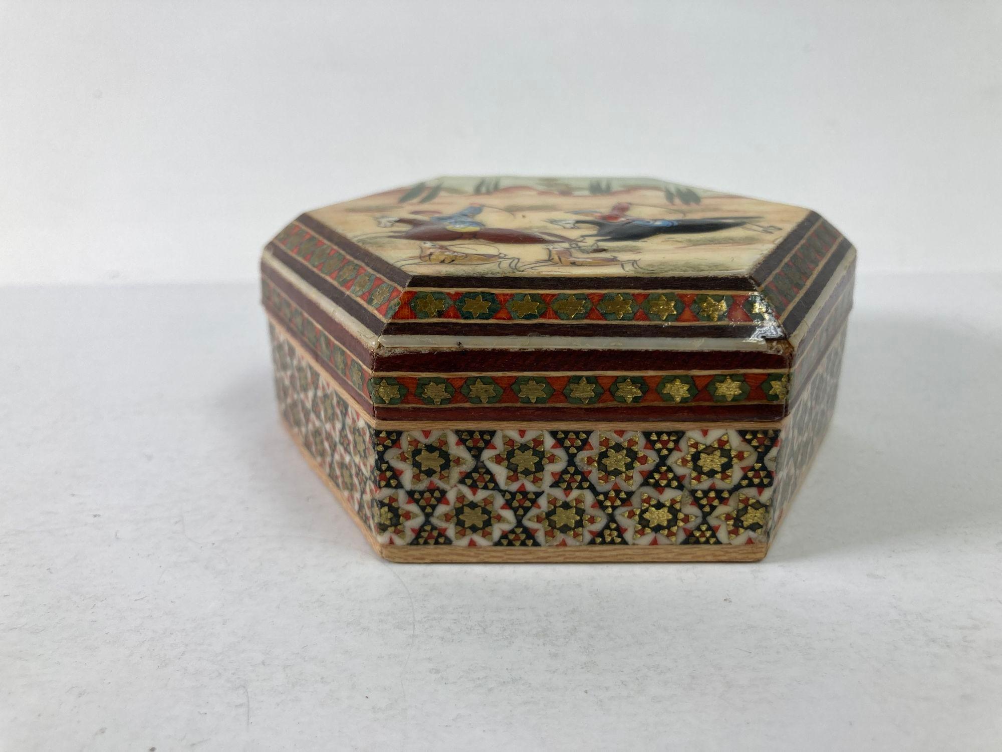 Fruitiers Boîte à bijoux vintage persane du Moyen-Orient Khatam avec peinture d'art miniature en vente