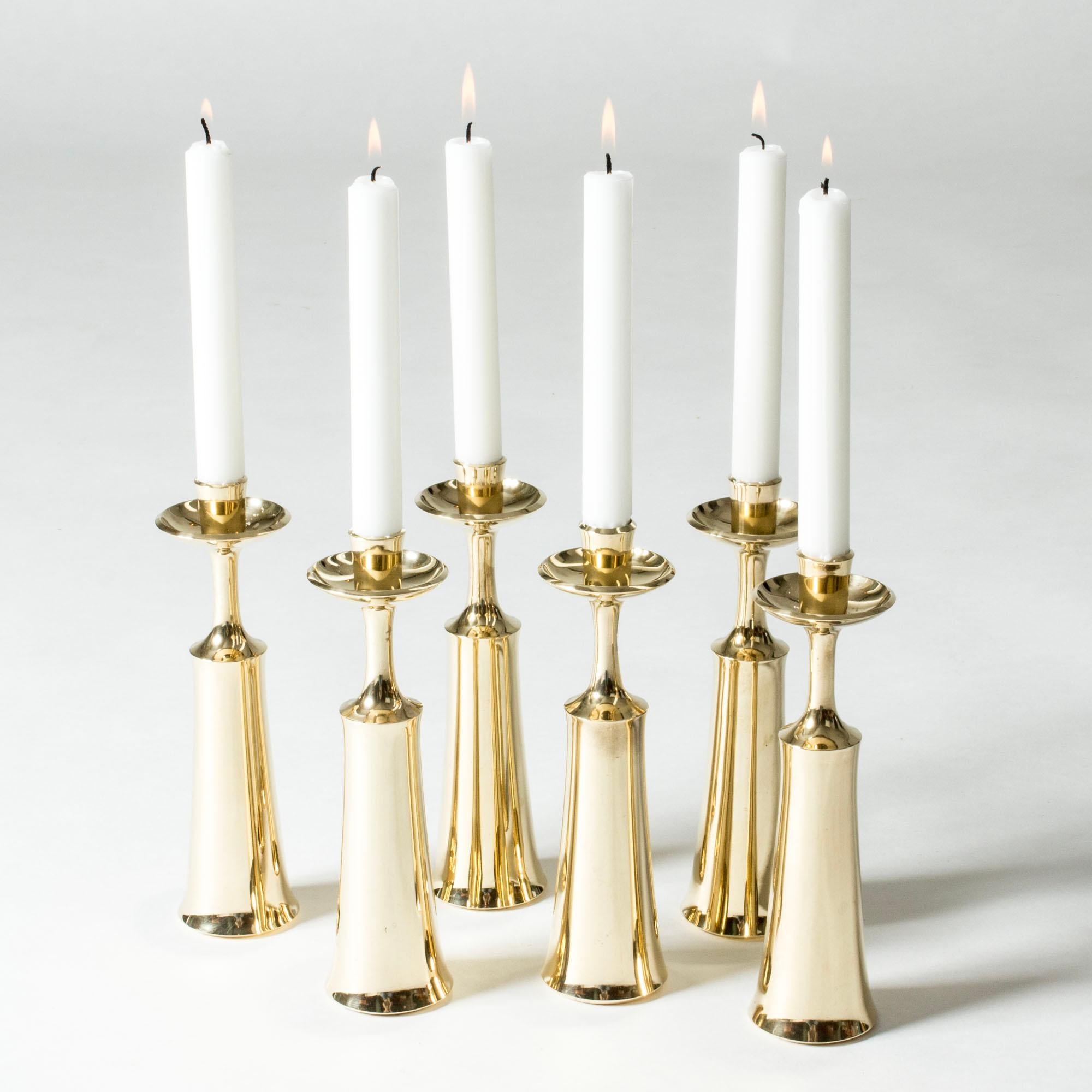 Ein Paar elegante Kerzenständer aus Messing von Jens Quistgaard in schlanker, spitz zulaufender Form.