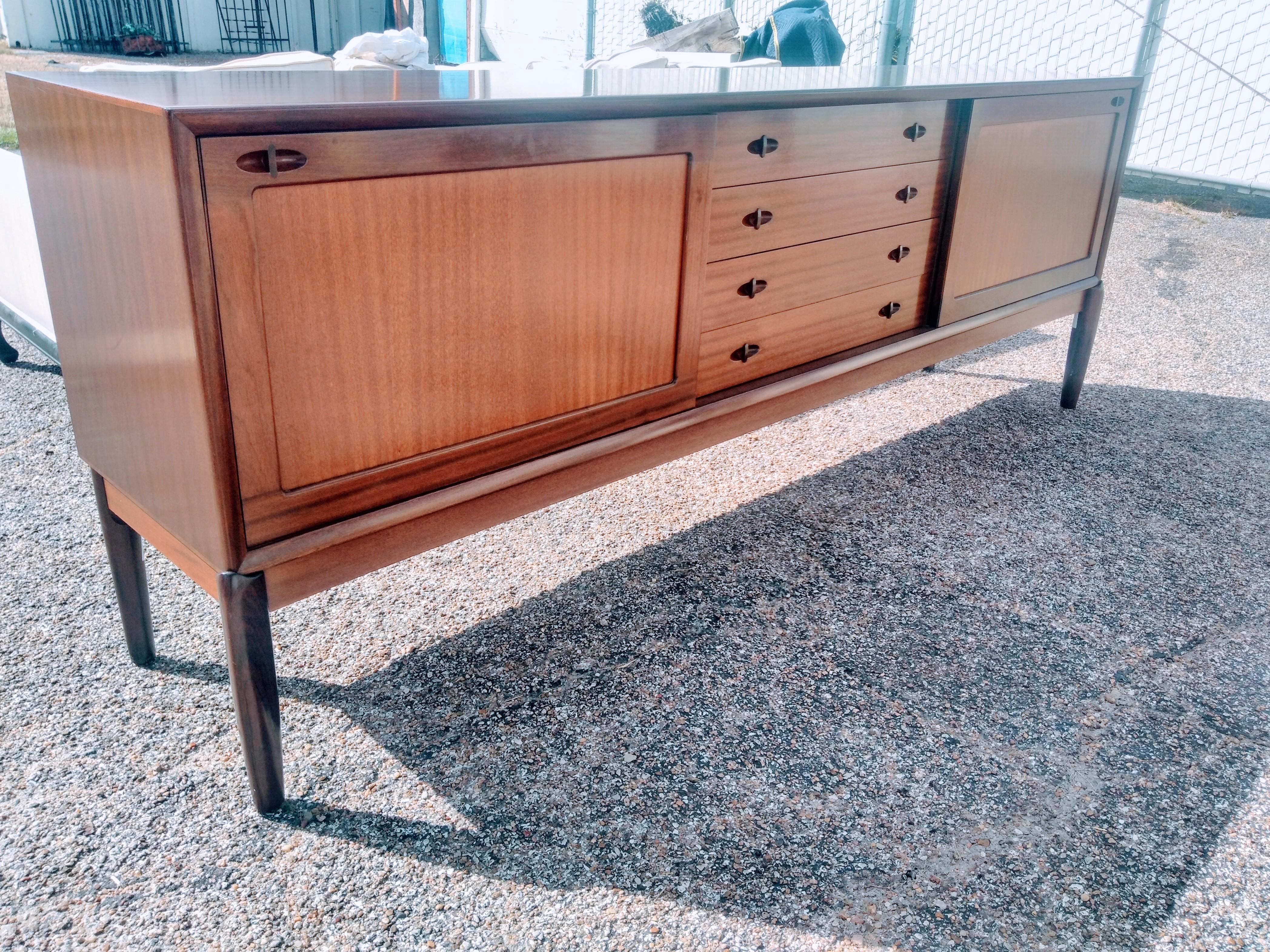 Danese Credenza Vintage Midi Century a nastro in mogano Bramin Mobler in vendita