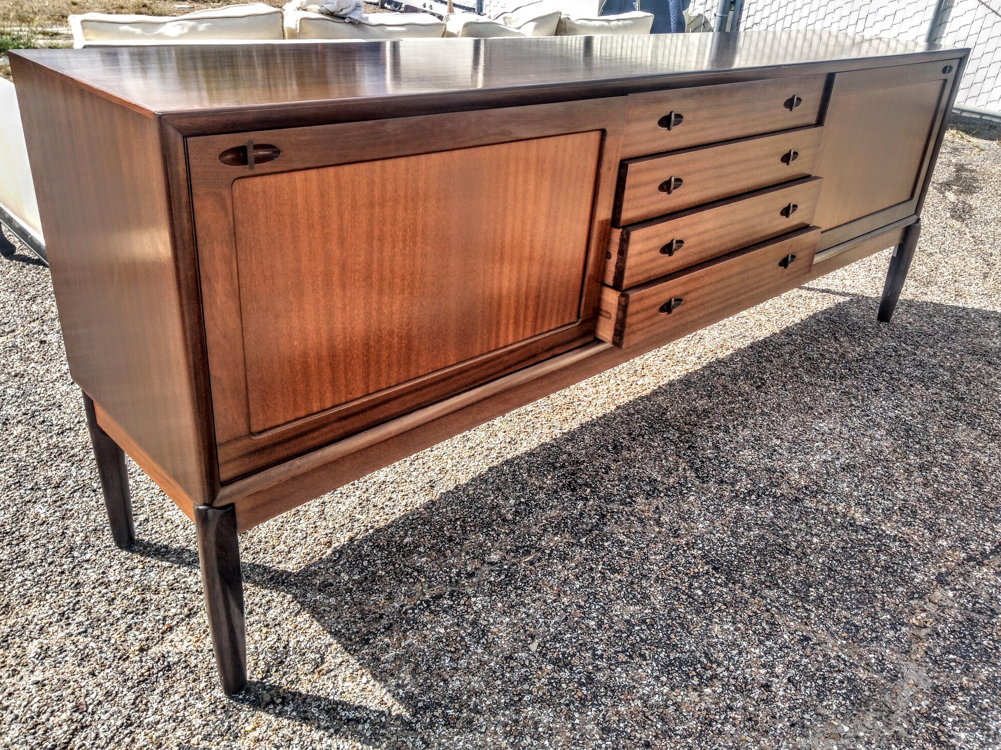 Credenza Vintage Midi Century a nastro in mogano Bramin Mobler In condizioni buone in vendita a Pasadena, TX