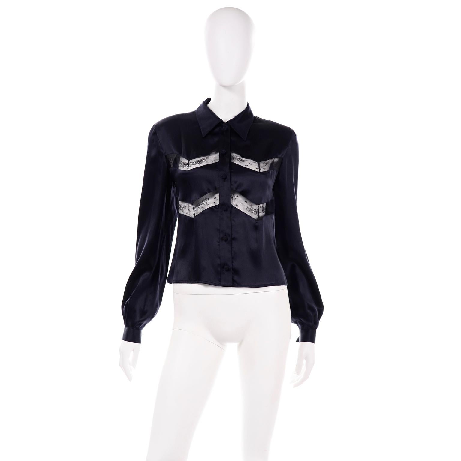 Questa blusa vintage di Valentino in seta blu notte ha un bellissimo inserto in pizzo fine e bottoni in tessuto annodati. La seta è così lussuosa e il top è in condizioni eccellenti. Questo top ha l'etichetta Miss V Valentino e proviene da una
