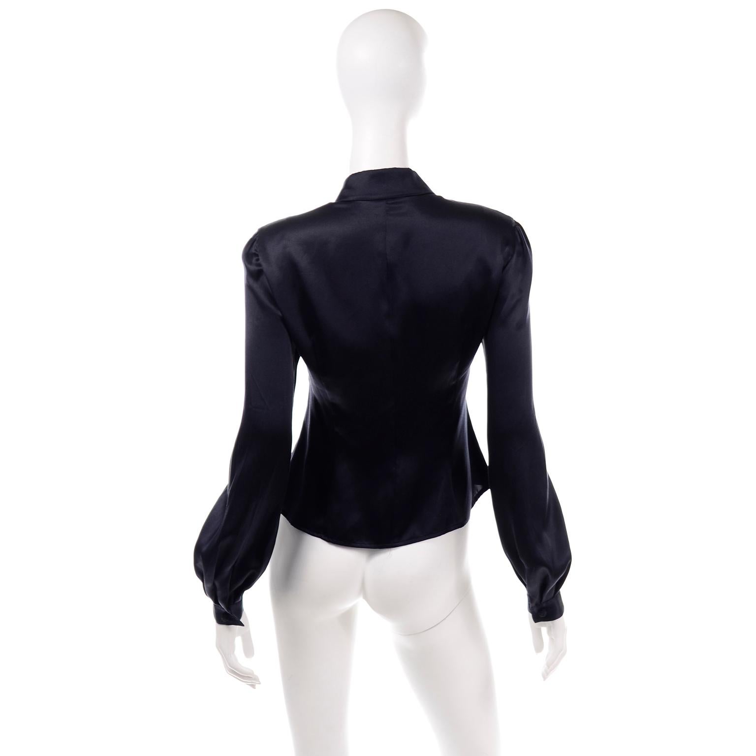 Vintage Mitternachtsblaue luxuriöse Valentino-Bluse aus Seide mit Spitzeneinsätzen, Vintage im Zustand „Hervorragend“ im Angebot in Portland, OR
