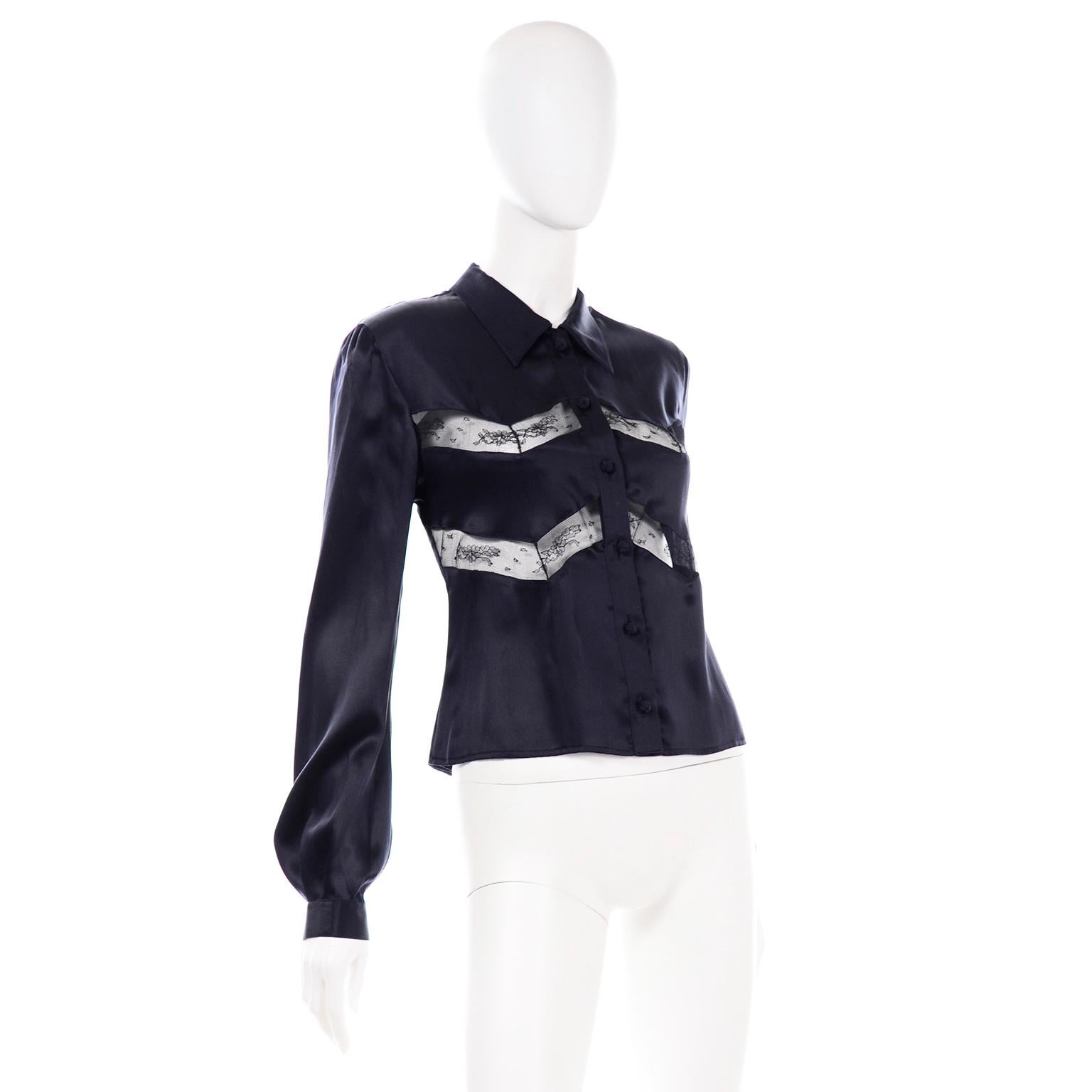 Donna Camicetta Valentino vintage in seta blu notte con inserti in pizzo trasparente in vendita