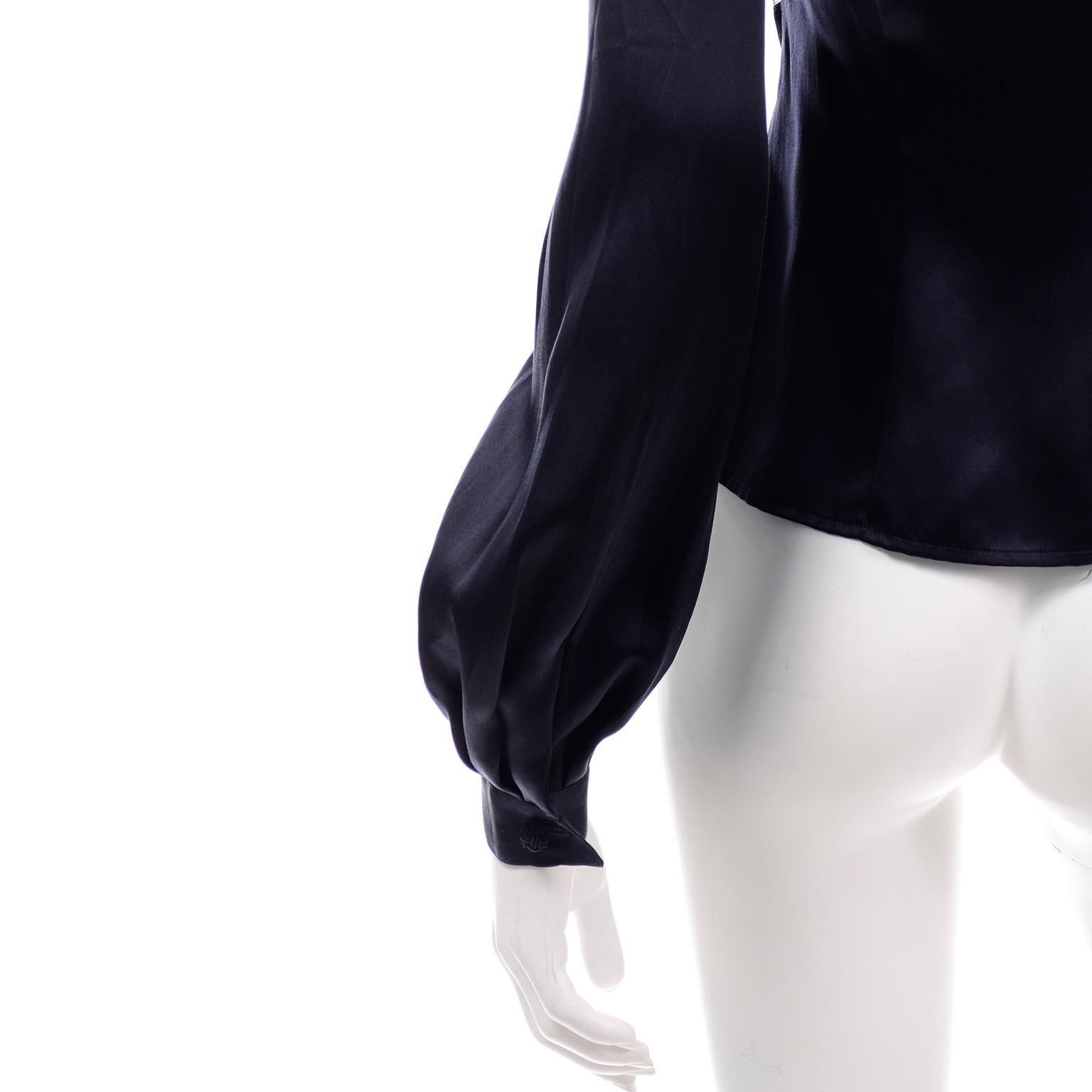 Vintage Mitternachtsblaue luxuriöse Valentino-Bluse aus Seide mit Spitzeneinsätzen, Vintage im Angebot 1