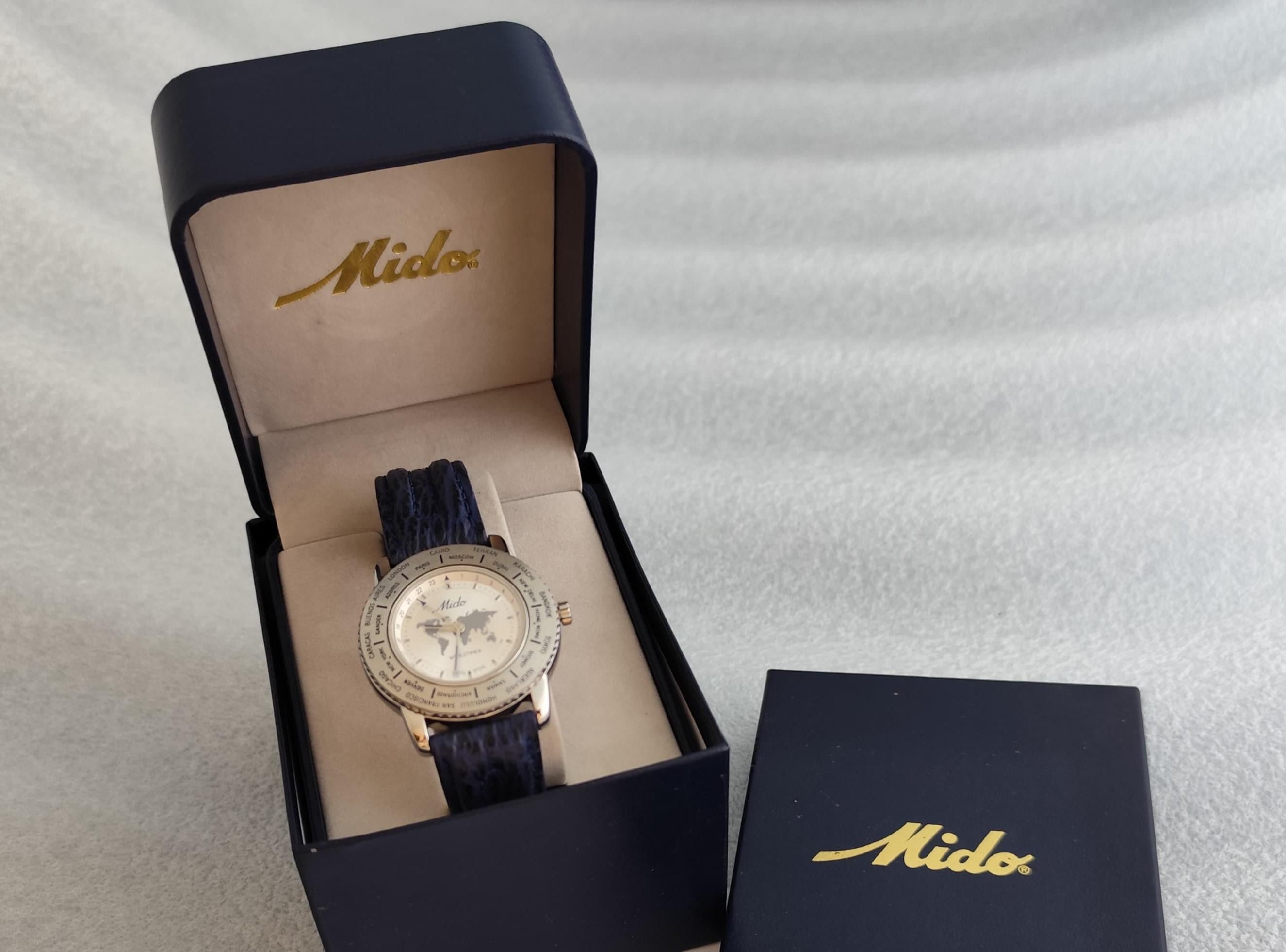 Vintage Mido Worldtimer GMT 5200 Stainless Steel Boxed Old Stock Watch In Excellent Condition For Sale In Toronto, CA