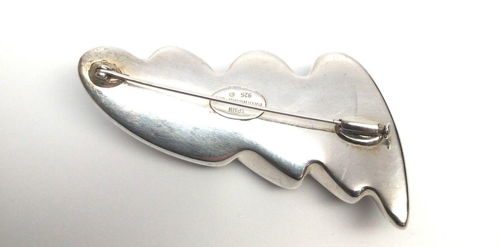 Vintage Mikal-Jon Bayanihan Sterling Silber Modernist Pin/Brosche

Dies ist eine erstaunliche Vintage Mikal-Jon Bayanihan Sterling Silber Brosche.

Messung:  Ungefähr 2 Zoll lang und 3 1/4 Zoll breit.  13/16 Zoll dick.

Gewicht:  19.6 dwt / 30,5