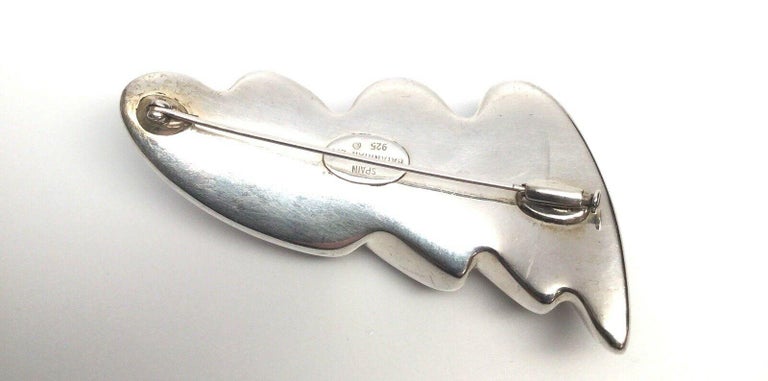 Vintage Mikal-Jon Bayanihan Sterling Silver Modernist Pin/Brooch

This is an amazing Vintage Mikal-Jon Bayanihan Sterling silver Brooch.

Measurement:  Approx 2 inches in length x 3 1/4 inches wide.  13/16 inches thick.

Weight:  19.6 dwt / 30.5