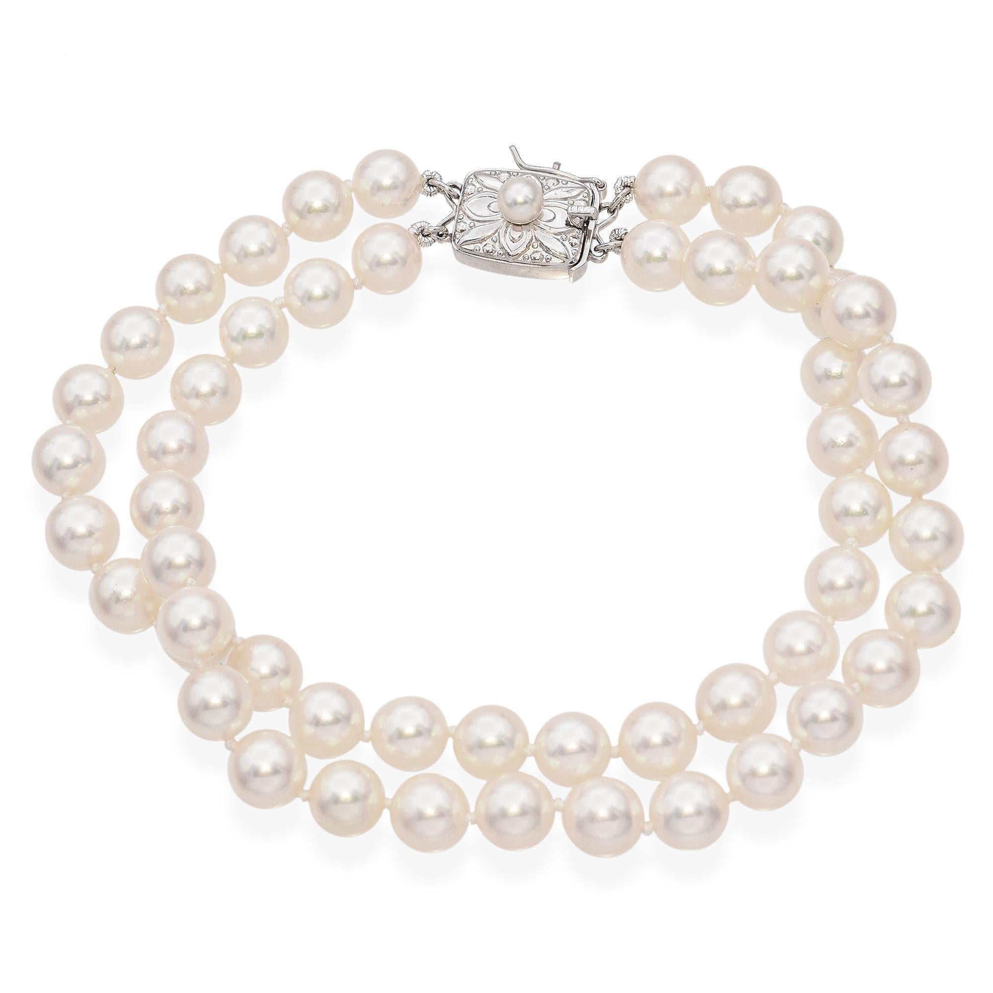 Dieses Vintage-Armband aus 14 Karat Weißgold und Perlen strahlt zeitlose Eleganz aus. Die schimmernden Perlen sind fachmännisch entlang einer zarten Weißgoldkette gefasst, wodurch ein raffiniertes und anmutiges Design entsteht. Perfekt, um jedem