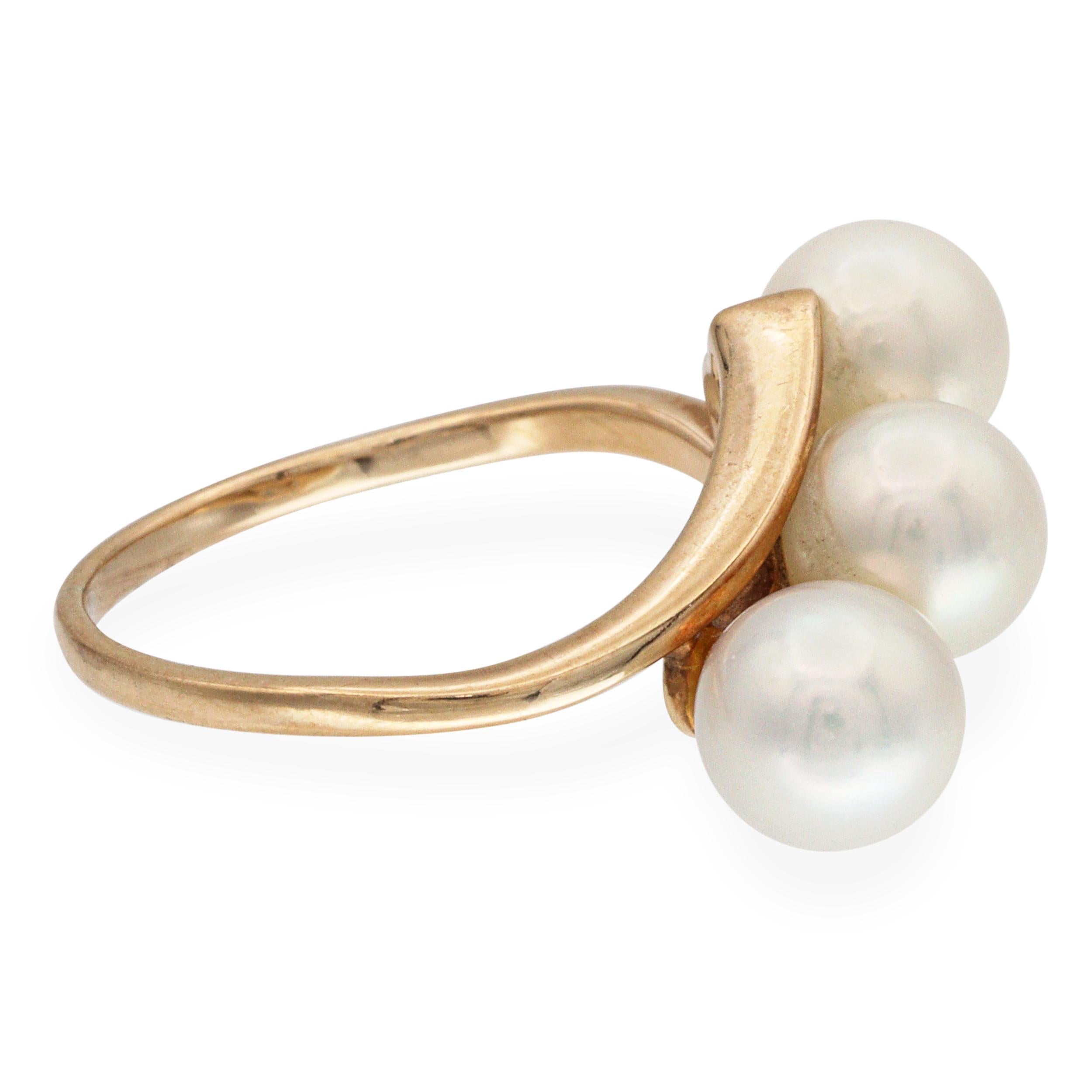 Vintage Mikimoto 14k Gelbgold Dreifach-Perlenring im Zustand „Gut“ im Angebot in New York, NY