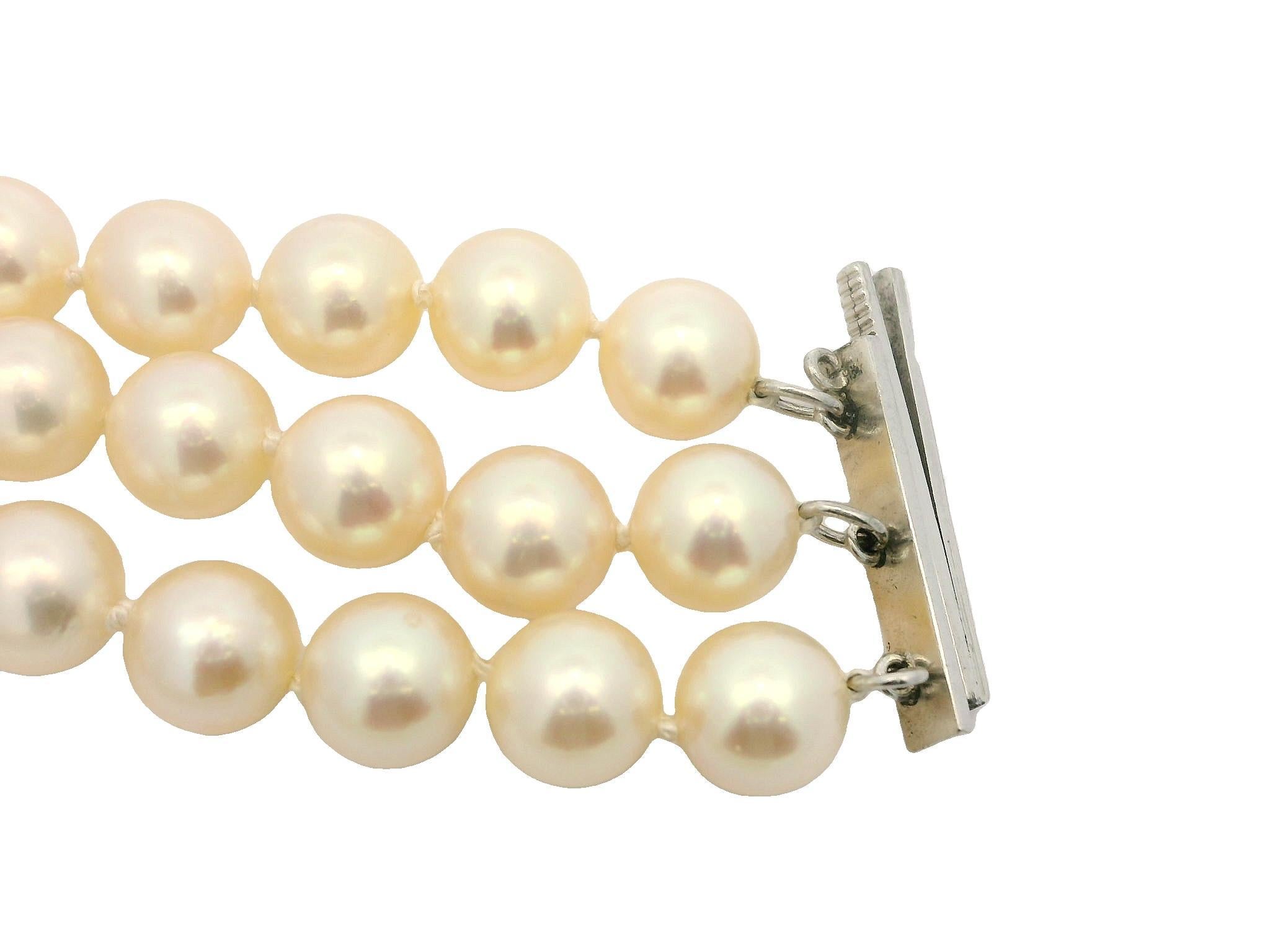 Pulsera vintage Mikimoto de 3 vueltas con perlas de 6,5-7 mm y cierre grabado en oro de 14k Cuenta en venta