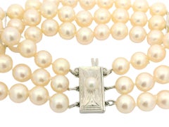 Mikimoto Bracelet vintage à 3 rangs de perles de 6,5 à 7 mm avec fermoir gravé en or 14 carats
