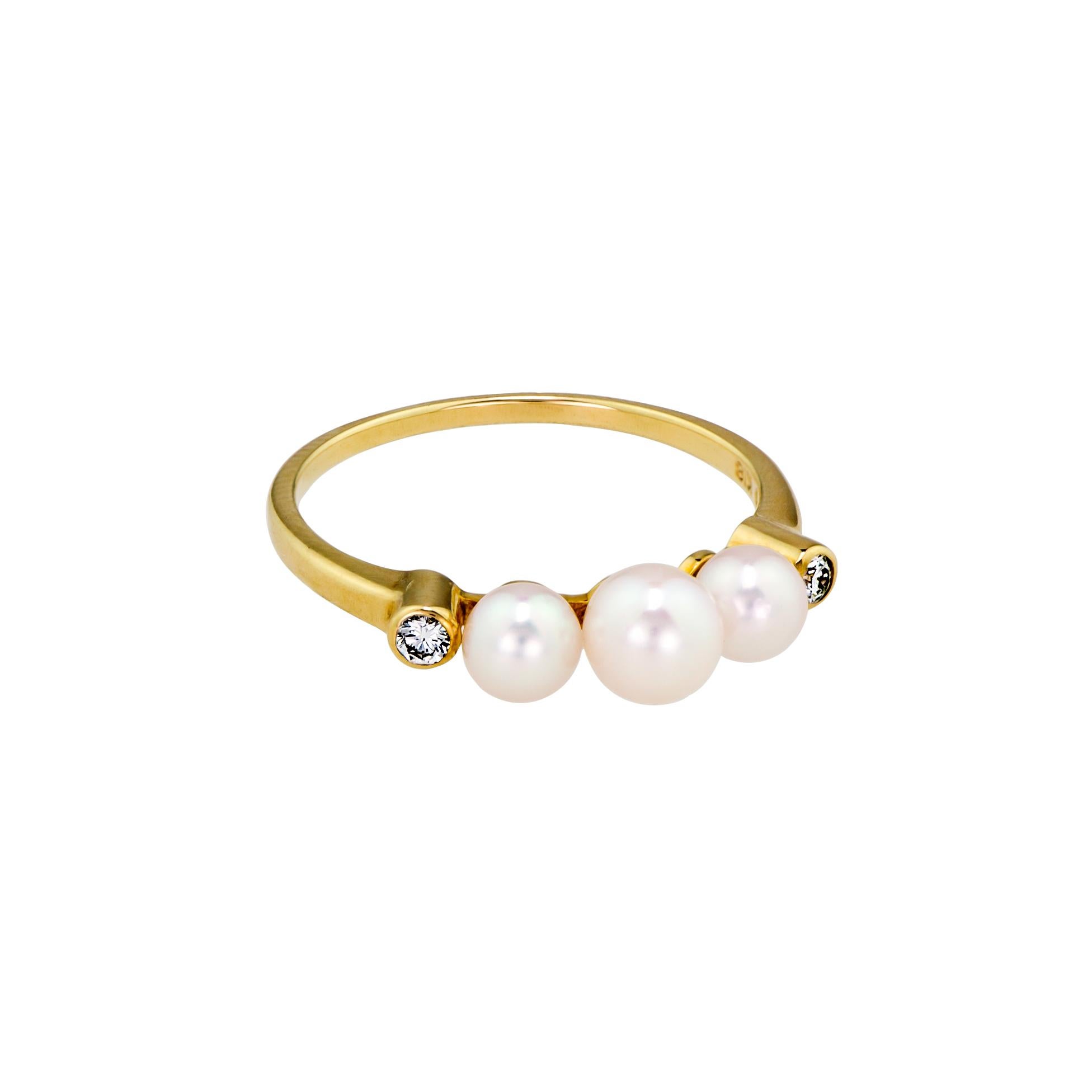 Sweet Vintage Mikimoto cultured pearl diamond and 18kt yellow gold ring - 3 fine cultured pearls - center 5mm two sides 4mm - two small round brilliant cut natural diamonds bezel set - 18kt yellow gold mount - hallmarked in shank- Excellent