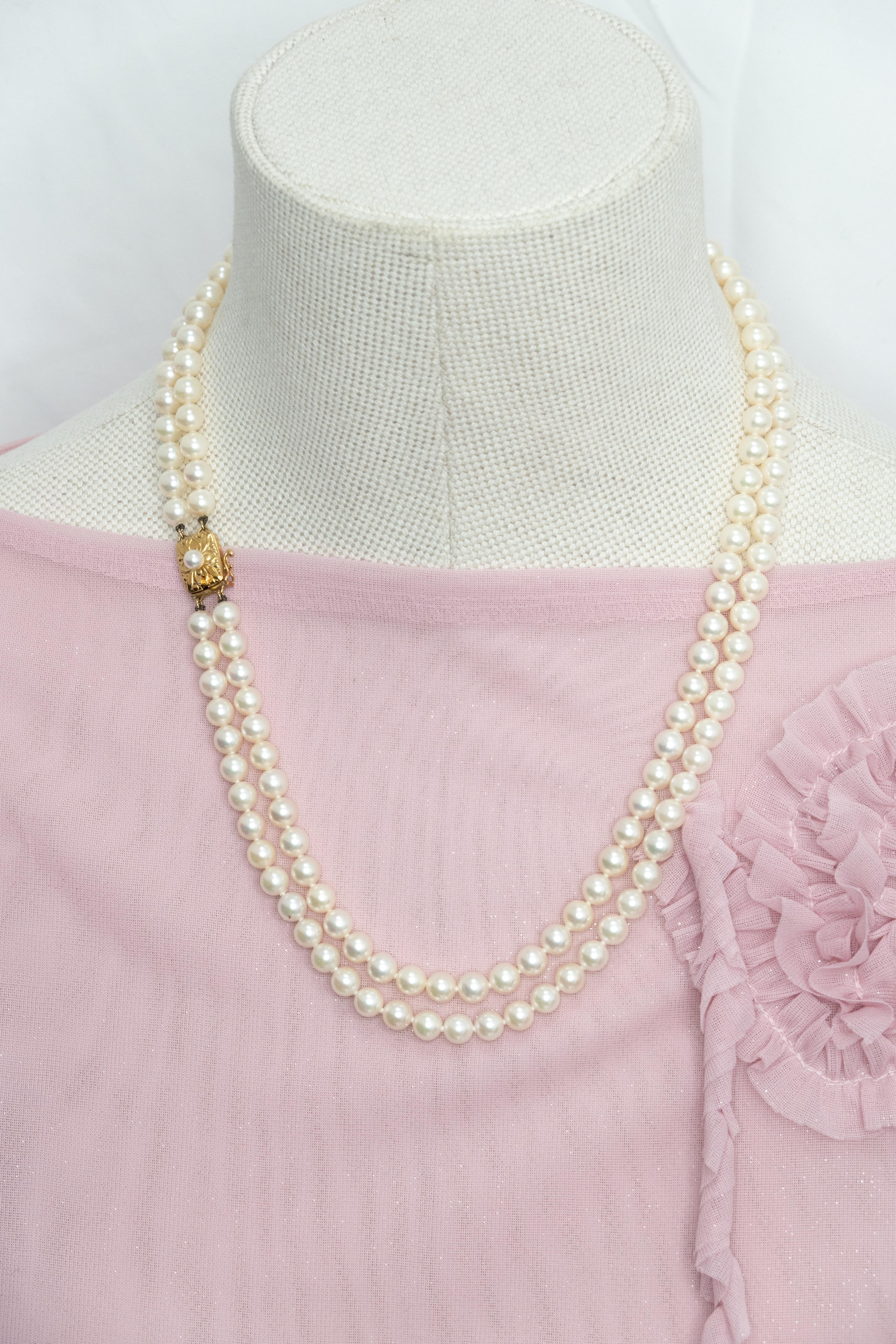 Este collar Mikimoto de dos vueltas de perlas Akoya, con cierre de oro amarillo de 18 quilates y con 150 lustrosas perlas perfectamente combinadas, cada una de ellas con un brillo excelente. 
Mikimoto es el legendario joyero japonés conocido por ser