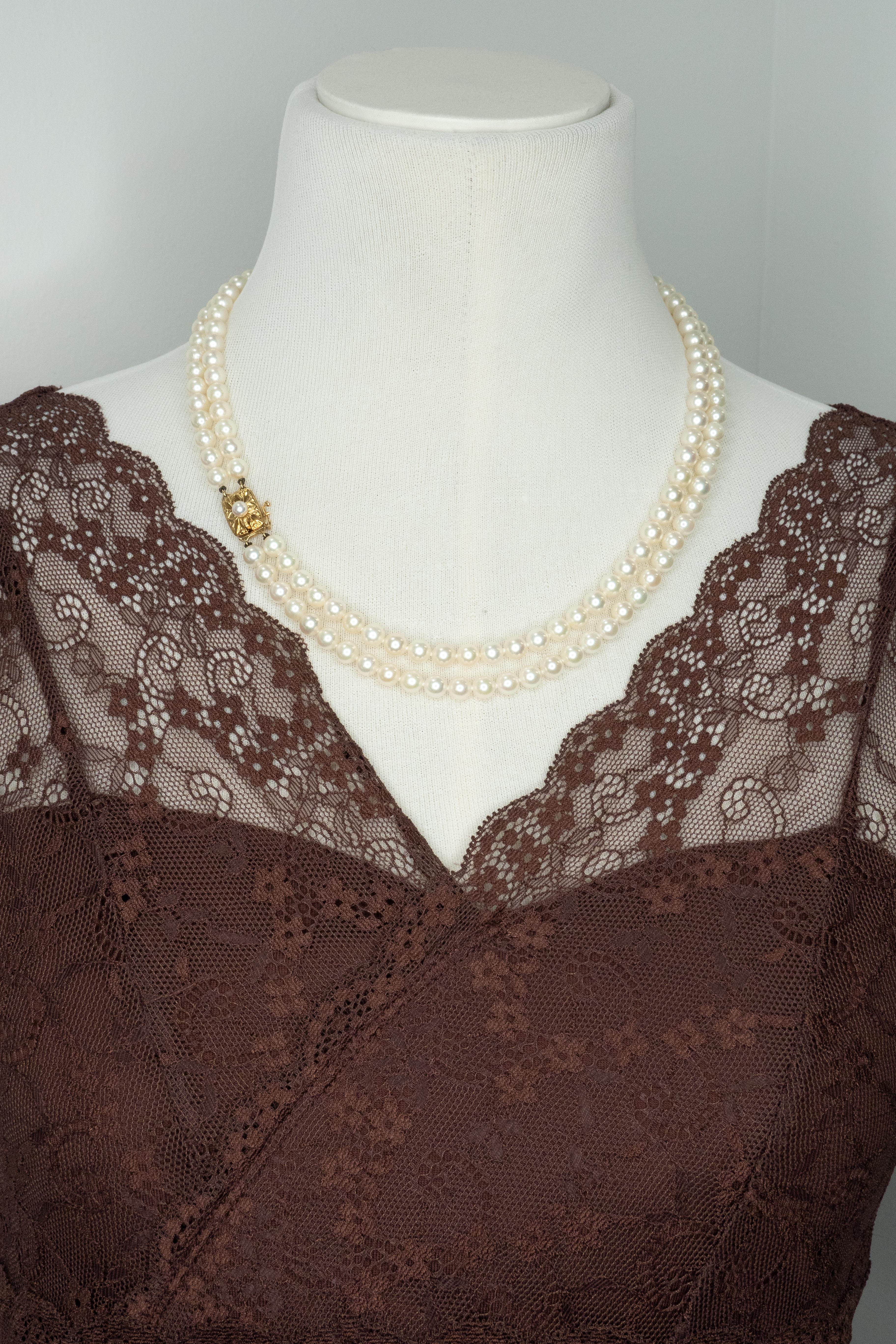 Collar vintage Mikimoto de perlas Akoya de doble vuelta en venta 2