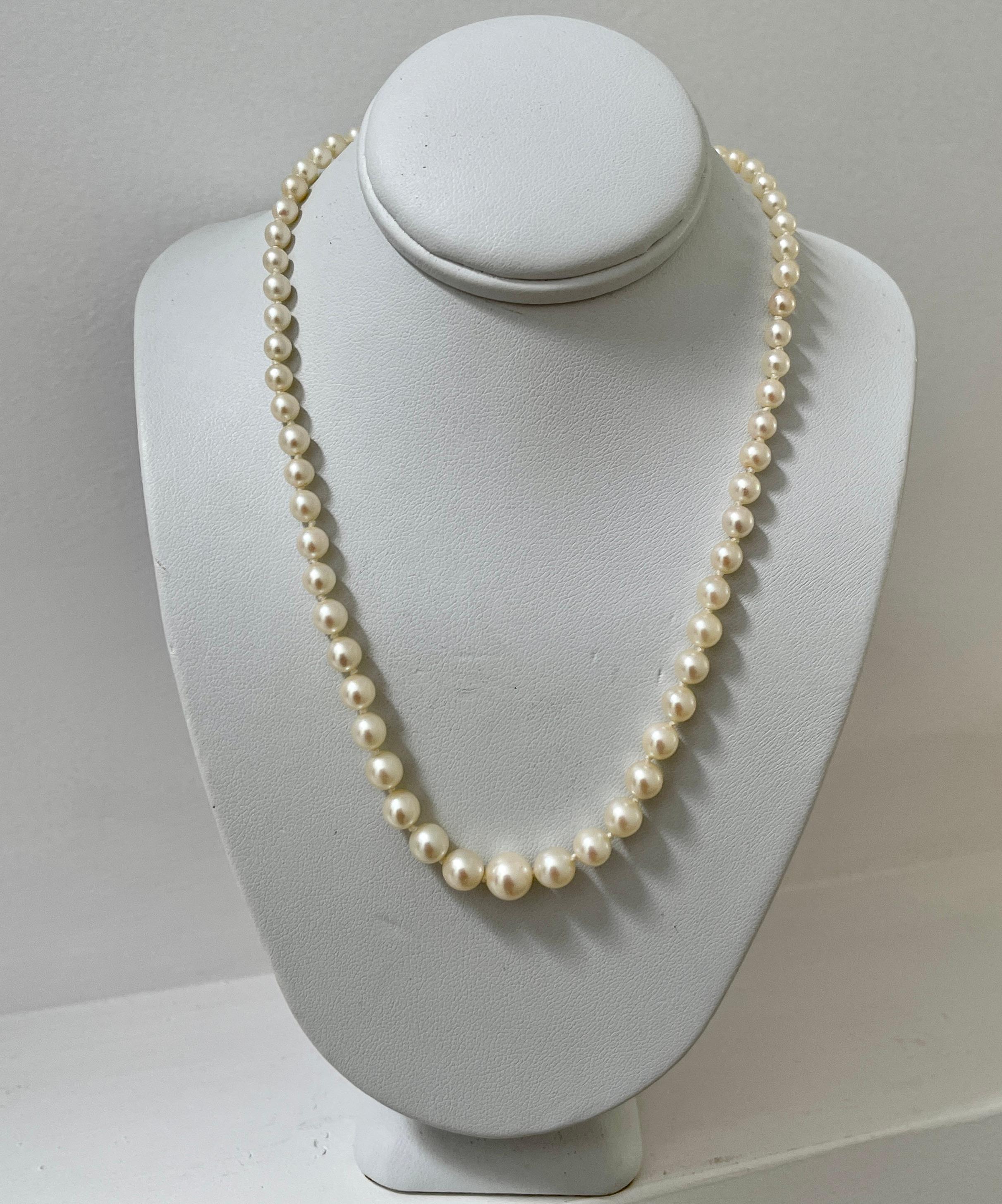 Vintage Mikimoto Abgestufte Akoya Perlenstrang-Halskette mit Silberverschluss  im Angebot 7