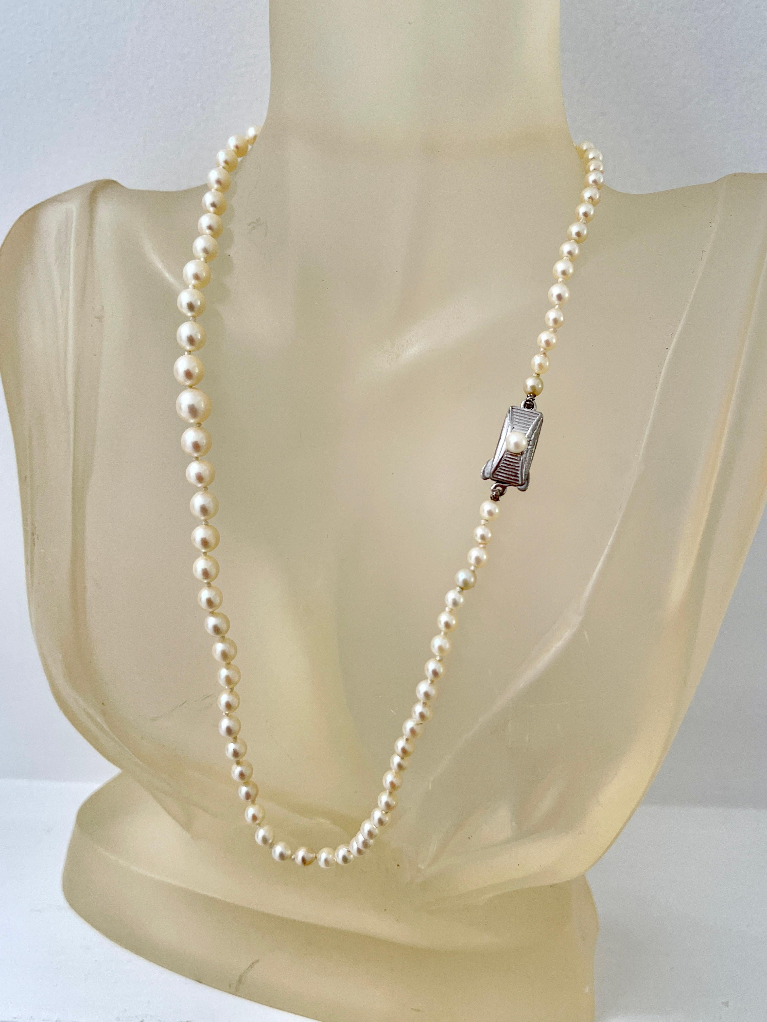Vintage Mikimoto Feiner Perlenstrang
Mikimoto ist weltweit für seine Perlenqualität und -standards bekannt.  Diese Vintage-Halskette ist mit 79 Akoya-Zuchtperlen aufgereiht, die einen cremig-silbernen Schimmer haben.  Die Perlen sind in der Größe