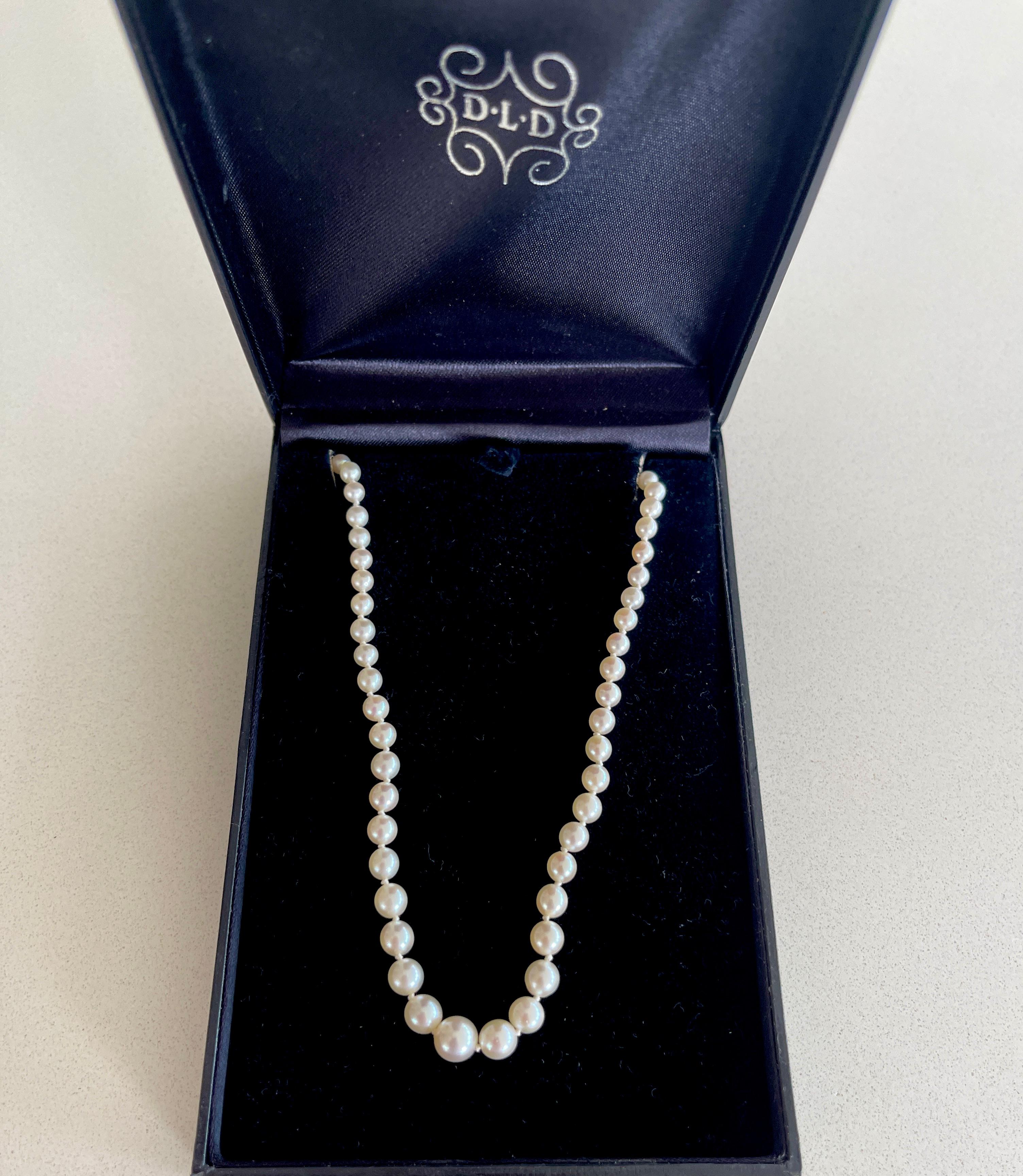 Vintage Mikimoto Abgestufte Akoya Perlenstrang-Halskette mit Silberverschluss  (Rundschliff) im Angebot