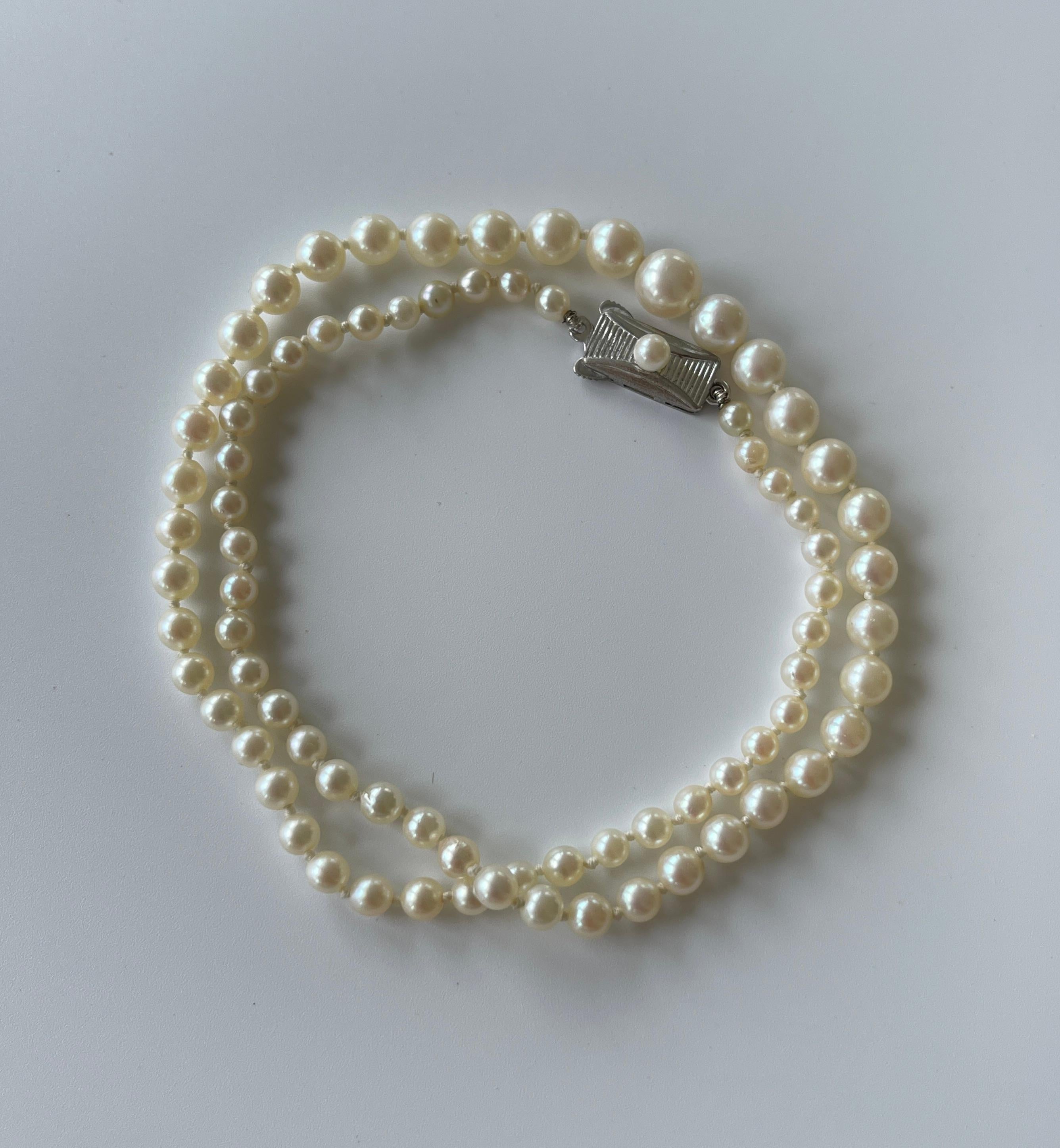 Vintage Mikimoto Graduated Akoya Pearl Strand Necklace Silver Clasp  In Good Condition For Sale In Mona Vale, NSW