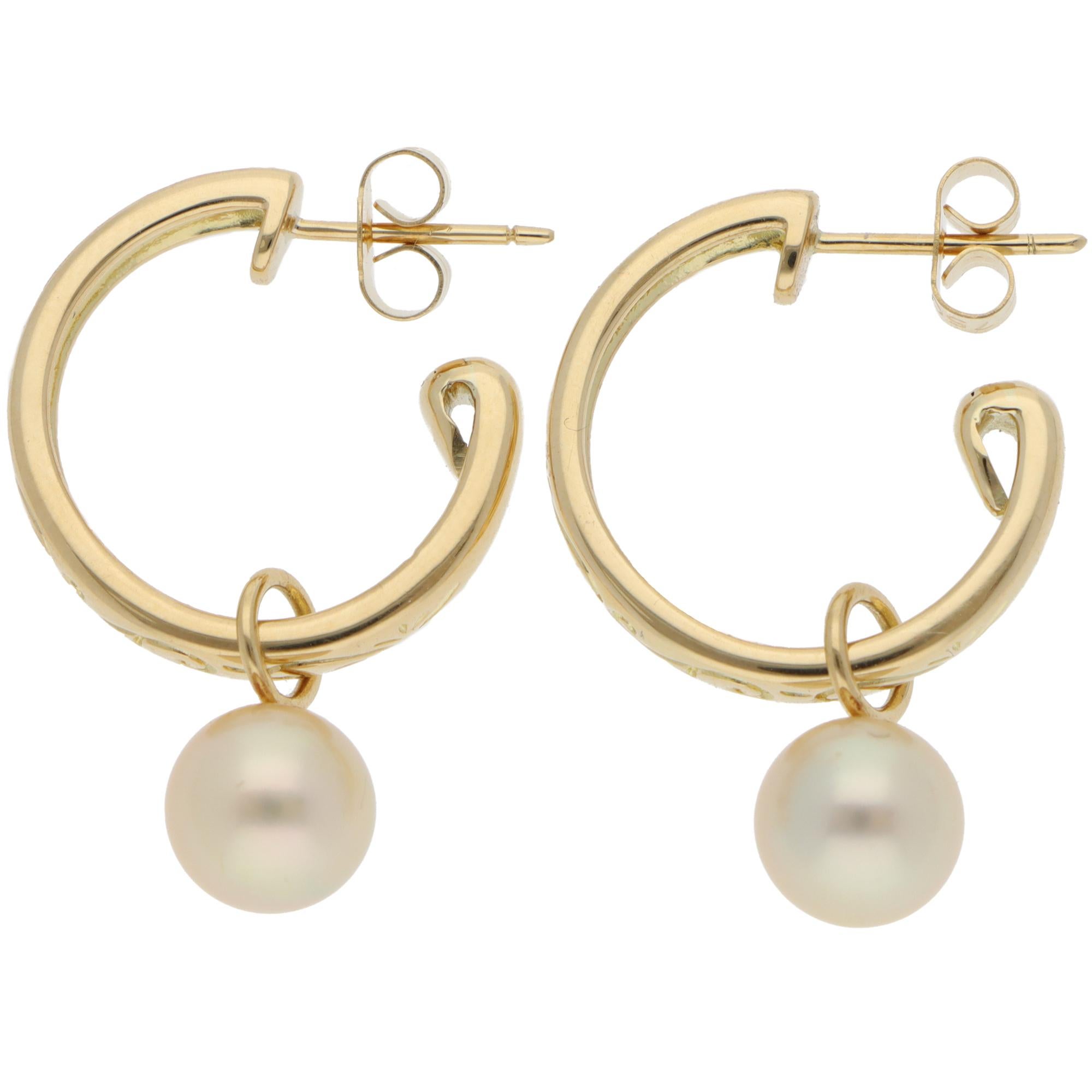 Pendientes de aro de perlas vintage Mikimoto en oro amarillo Moderno en venta