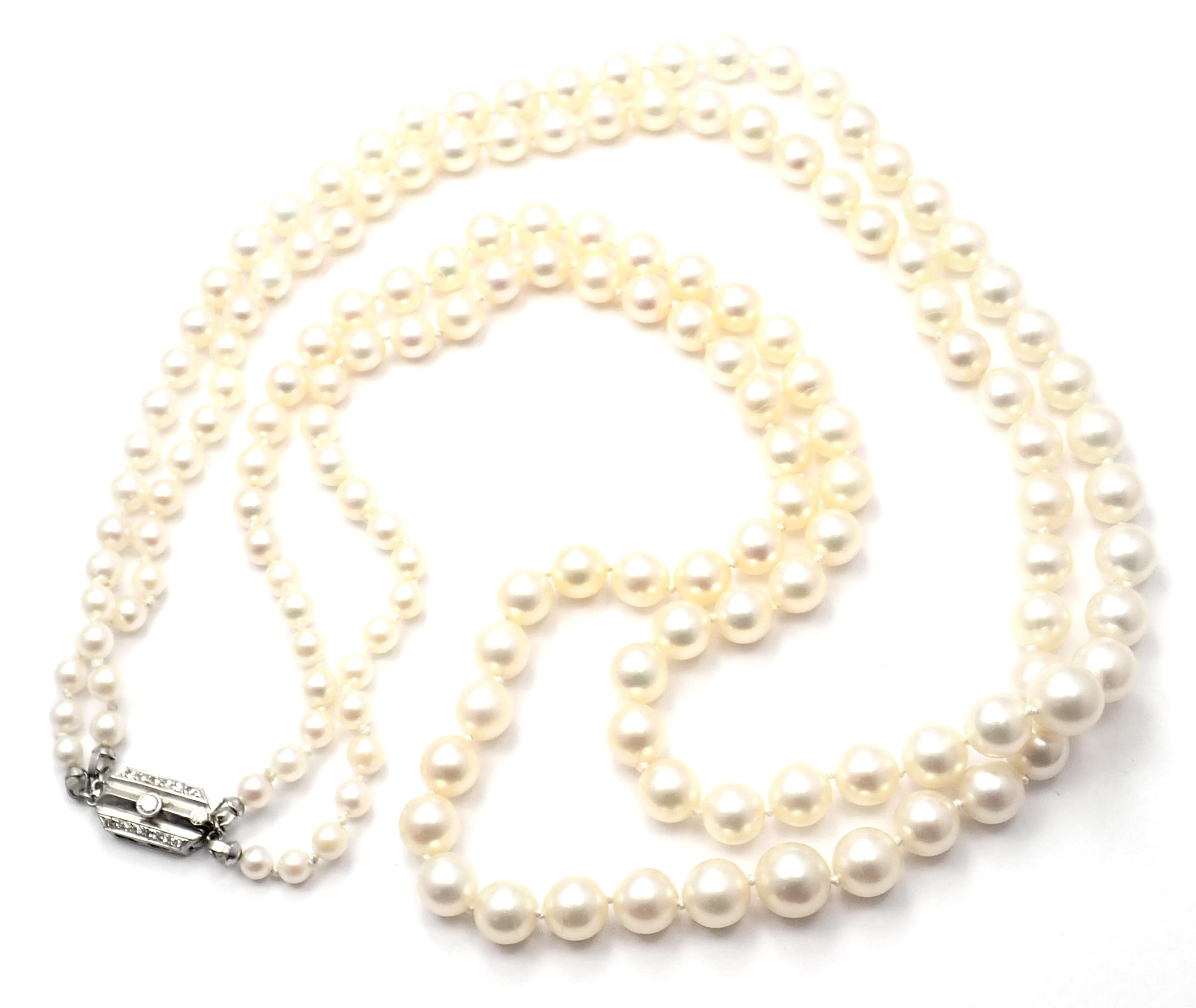 Collier de perles à double rang de diamants en platine par Mikimoto. 
Avec des perles dont le diamètre varie de 8 mm à 4::5 mm sur un double fil de 22