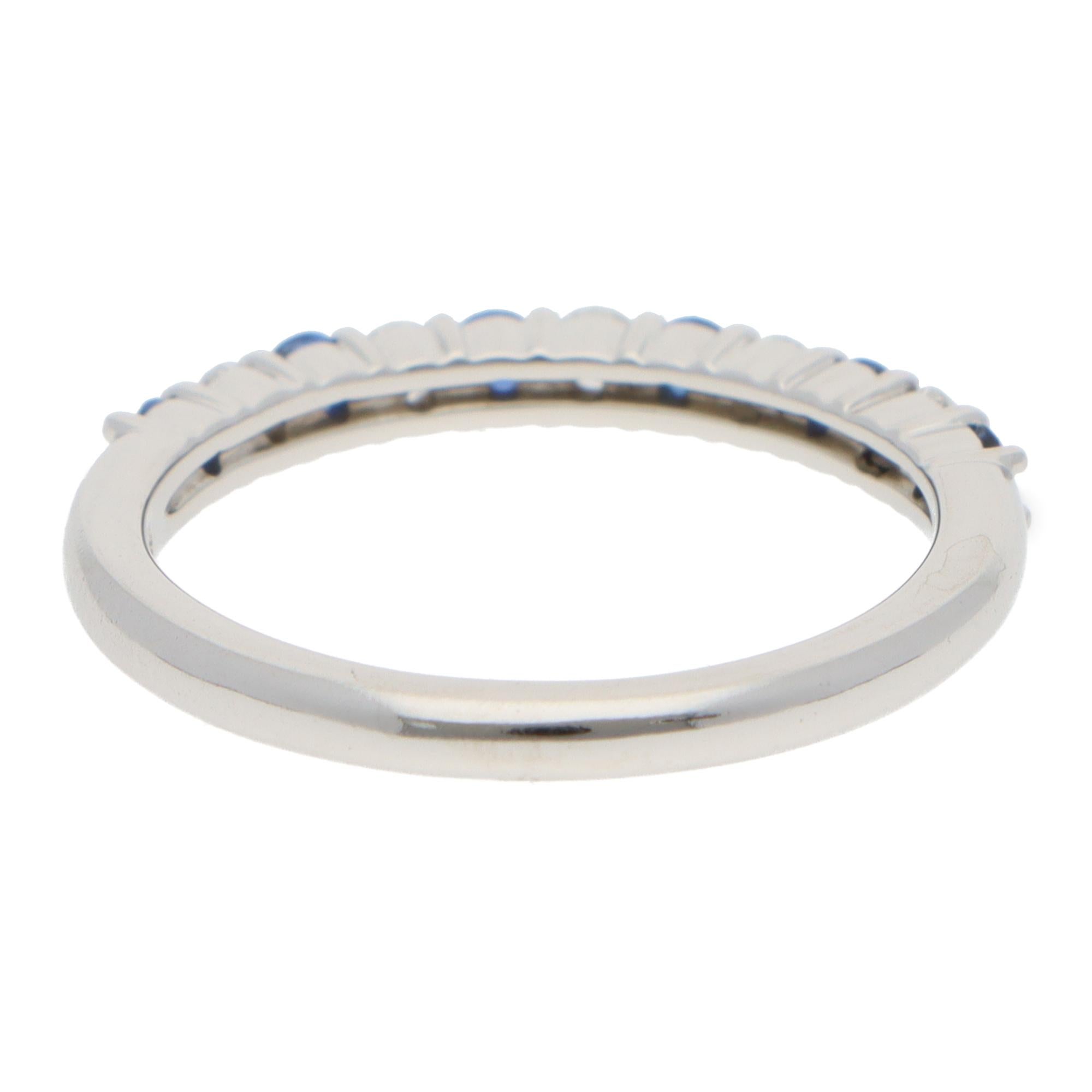 Taglio brillante Anello mezza eternità vintage con zaffiro e diamante di Mikimoto in vendita