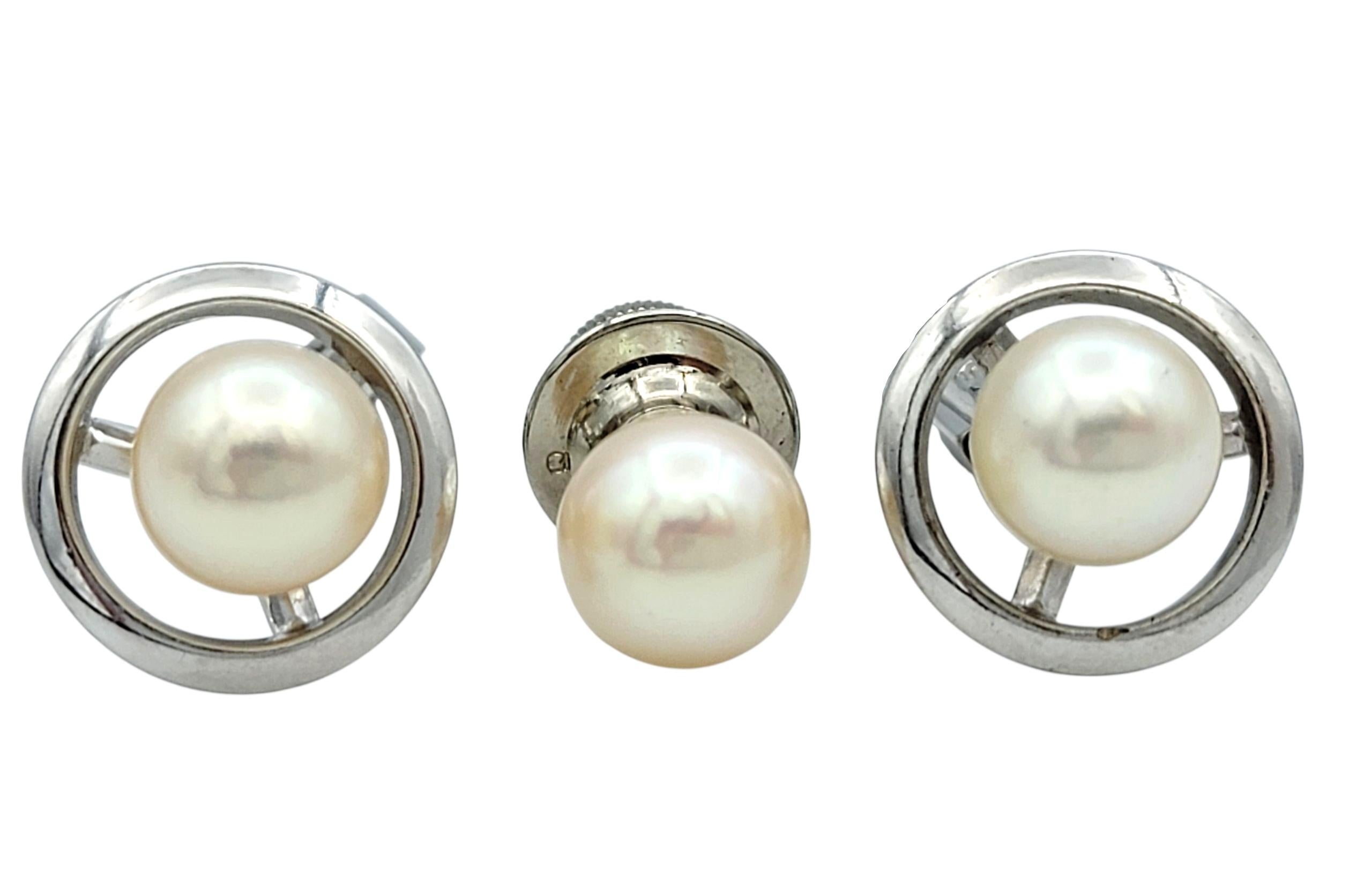 Eleva il tuo guardaroba formale con questo raffinato set di 3 pezzi di Mikimoto, che comprende due gemelli e una spilla da cravatta coordinata. Ogni pezzo presenta una luminosa perla di coltura Akoya di forma rotonda, con un'eccellente lucentezza e