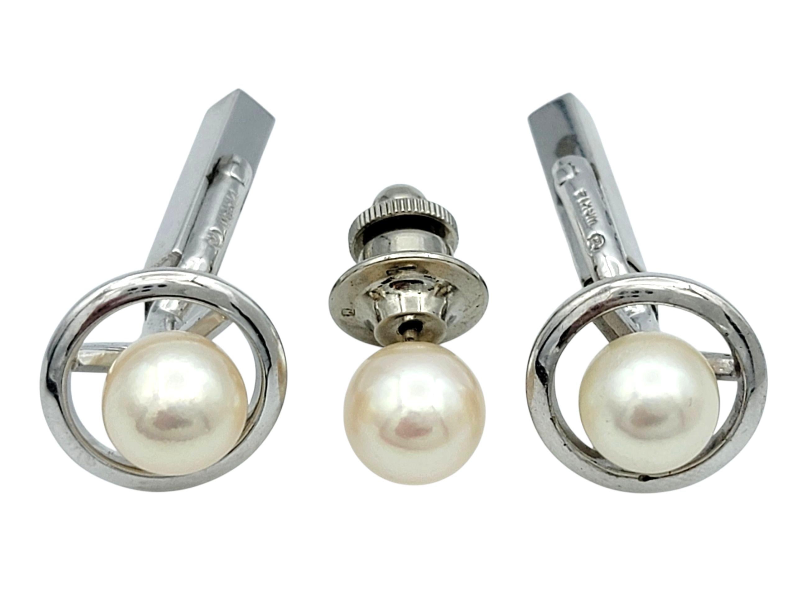 Contemporaneo Set di 3 gemelli con perla e spilla per cravatta di Mikimoto d'epoca in oro bianco 18 carati in vendita
